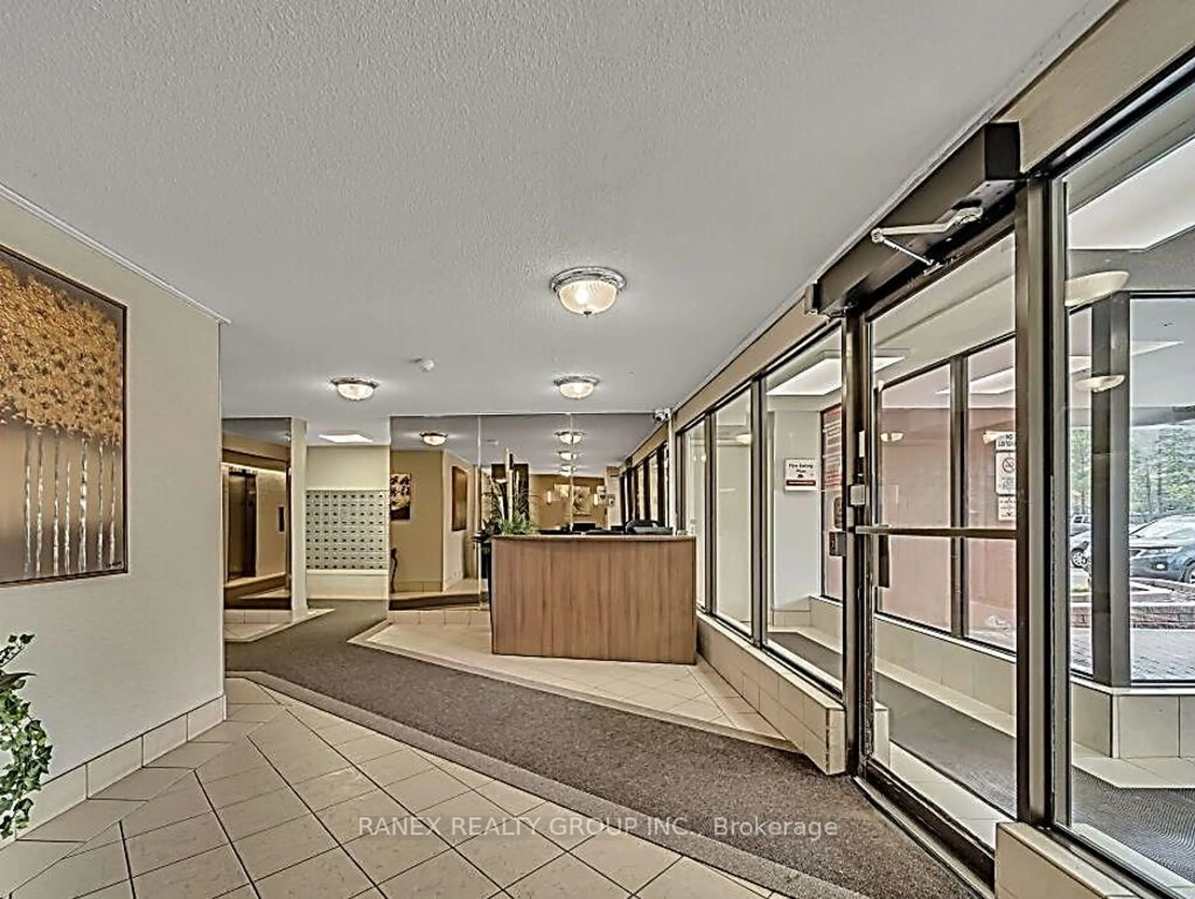 Indoor foyer for 18 Knightsbridge Rd #1105, Brampton Ontario L6T 3X5