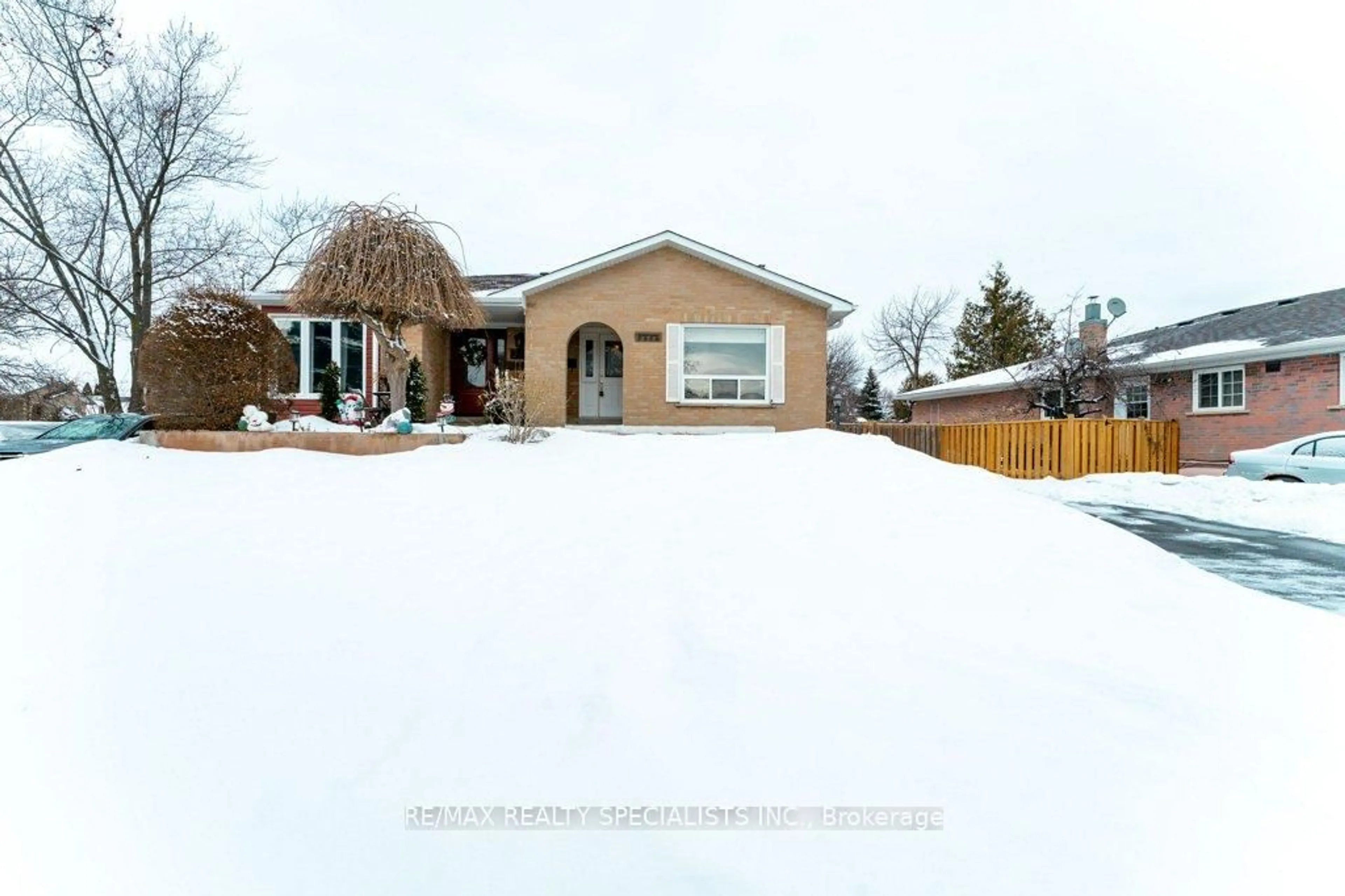 A pic from outside/outdoor area/front of a property/back of a property/a pic from drone, street for 3414 Galena Cres, Mississauga Ontario L5A 3L8