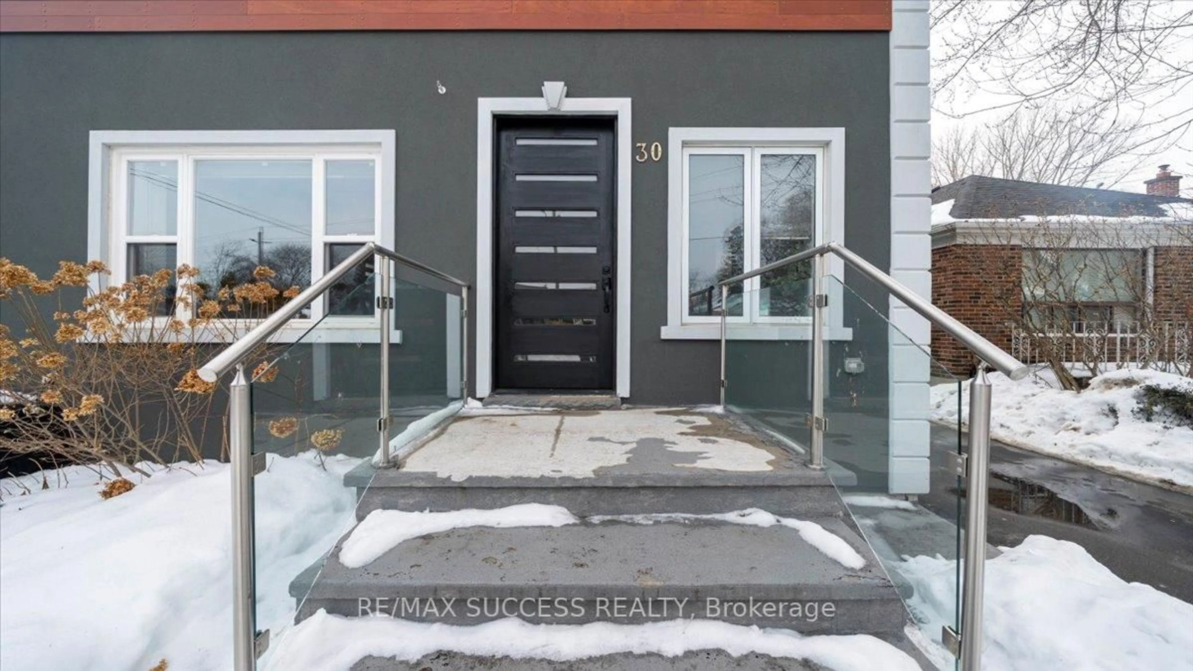 Indoor entryway for 30 Maple Ave N Ave, Mississauga Ontario L5H 2S1