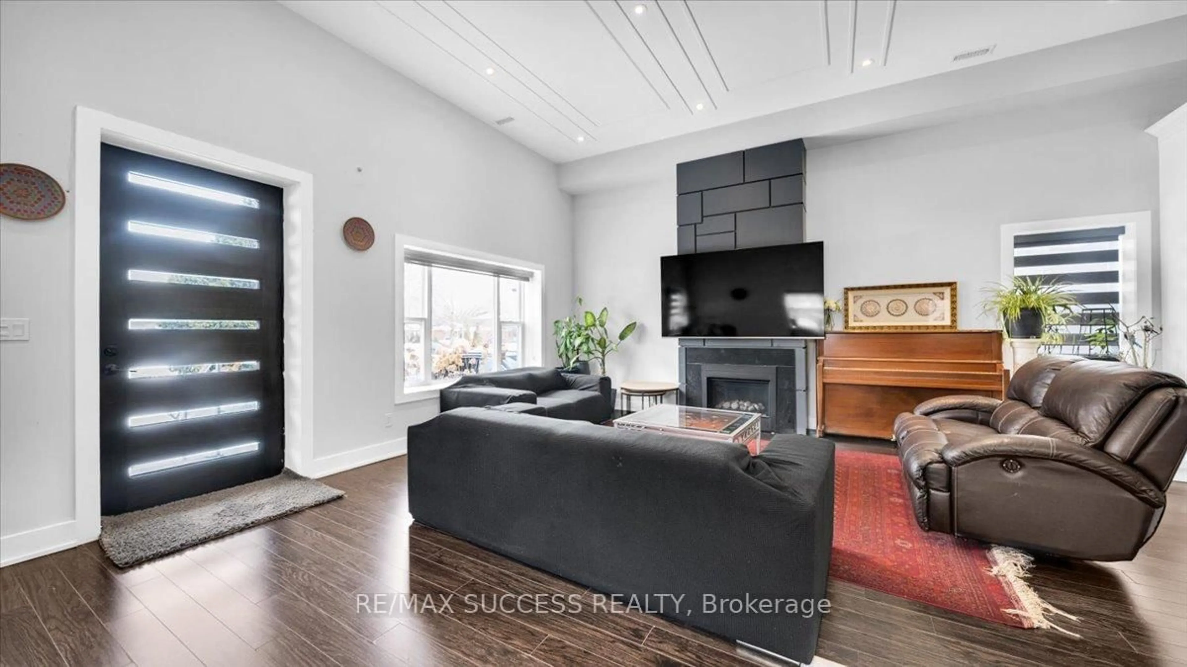 Living room with furniture, wood/laminate floor for 30 Maple Ave N Ave, Mississauga Ontario L5H 2S1