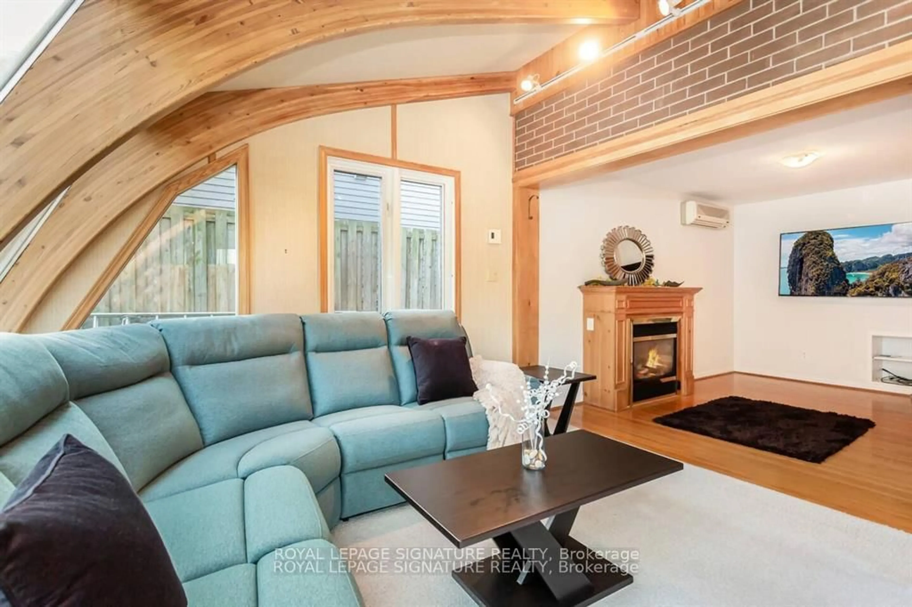 Living room with furniture, wood/laminate floor for 153 Ulster Dr, Oakville Ontario L6L 3P3