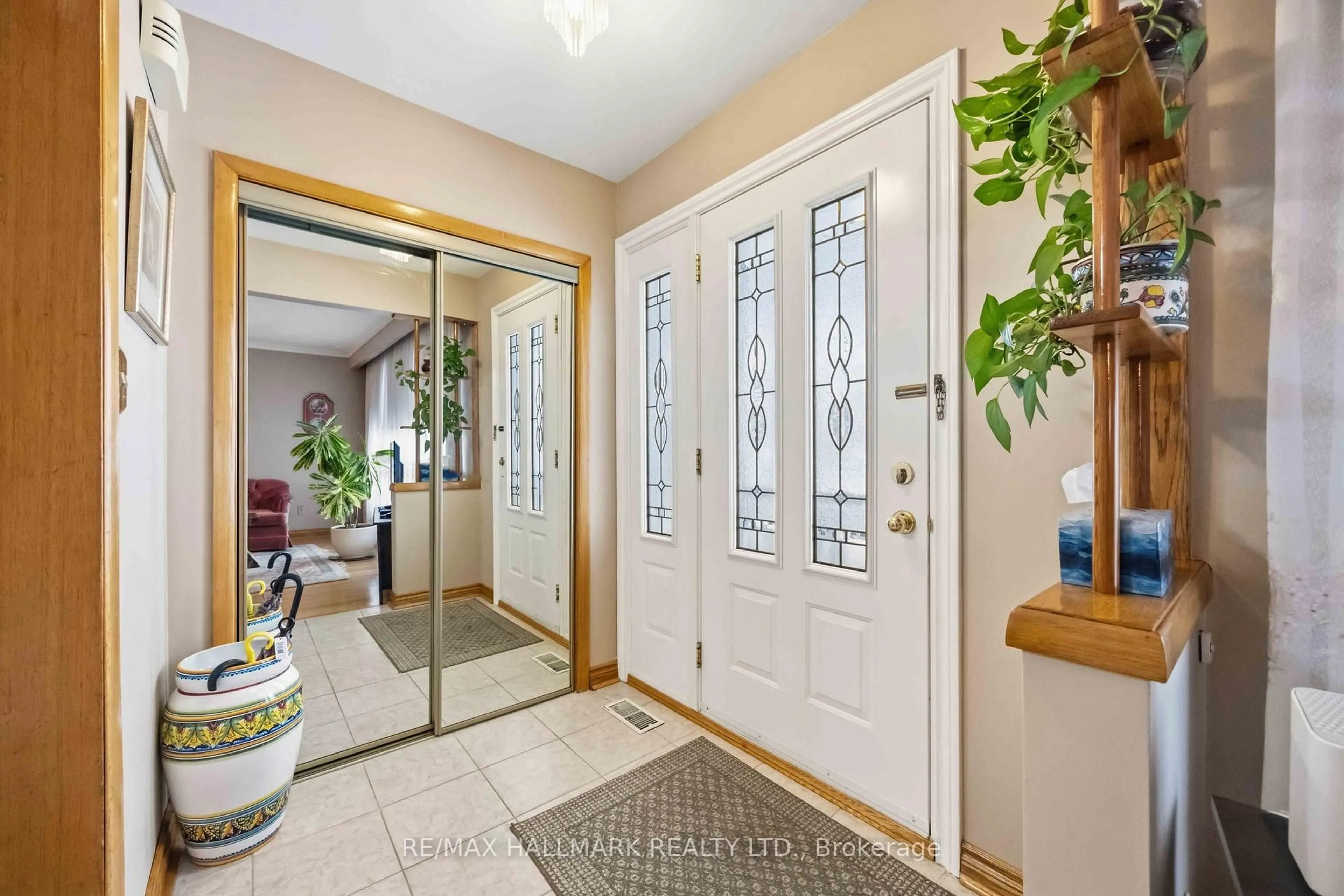 Indoor entryway for 47 Paulvale Cres, Toronto Ontario M3J 1K4