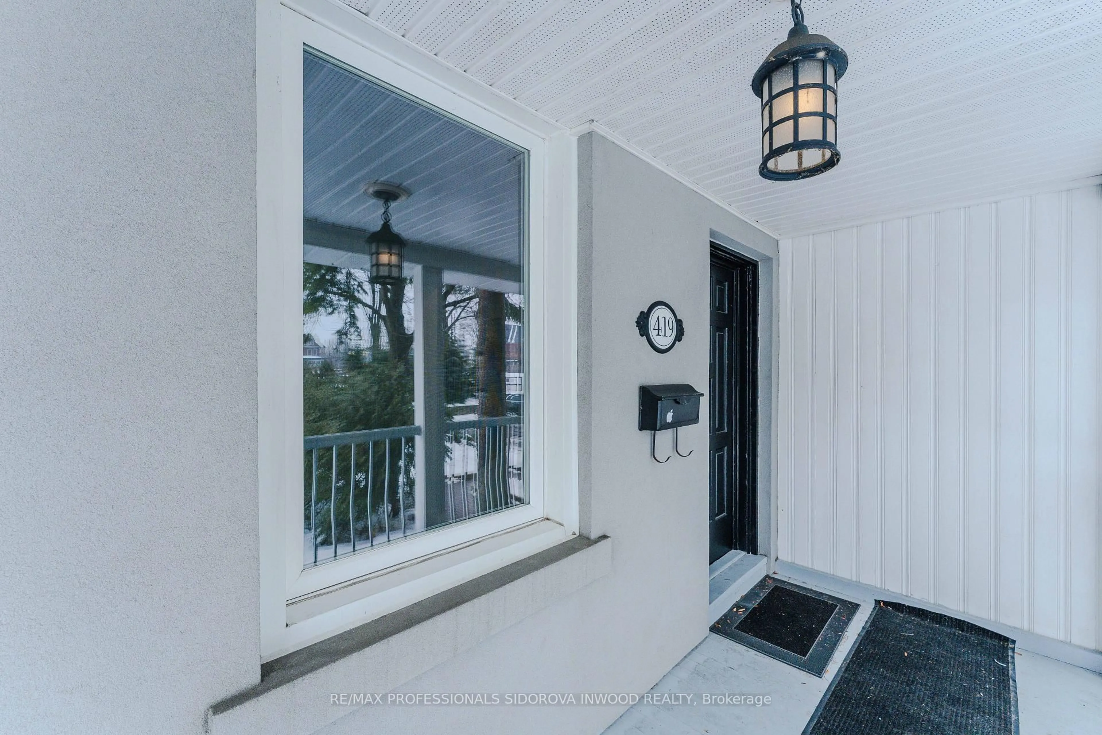 Indoor entryway for 419 Indian Grve, Toronto Ontario M6P 2H7