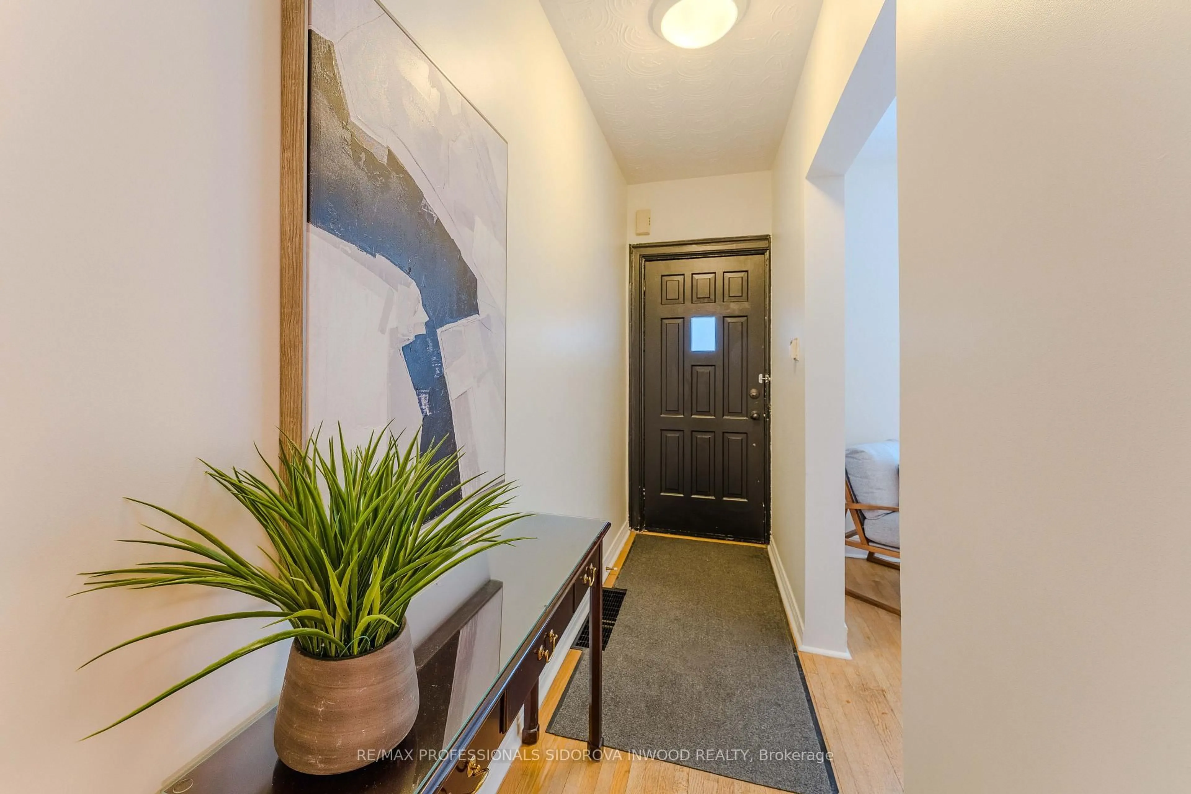 Indoor entryway for 419 Indian Grve, Toronto Ontario M6P 2H7