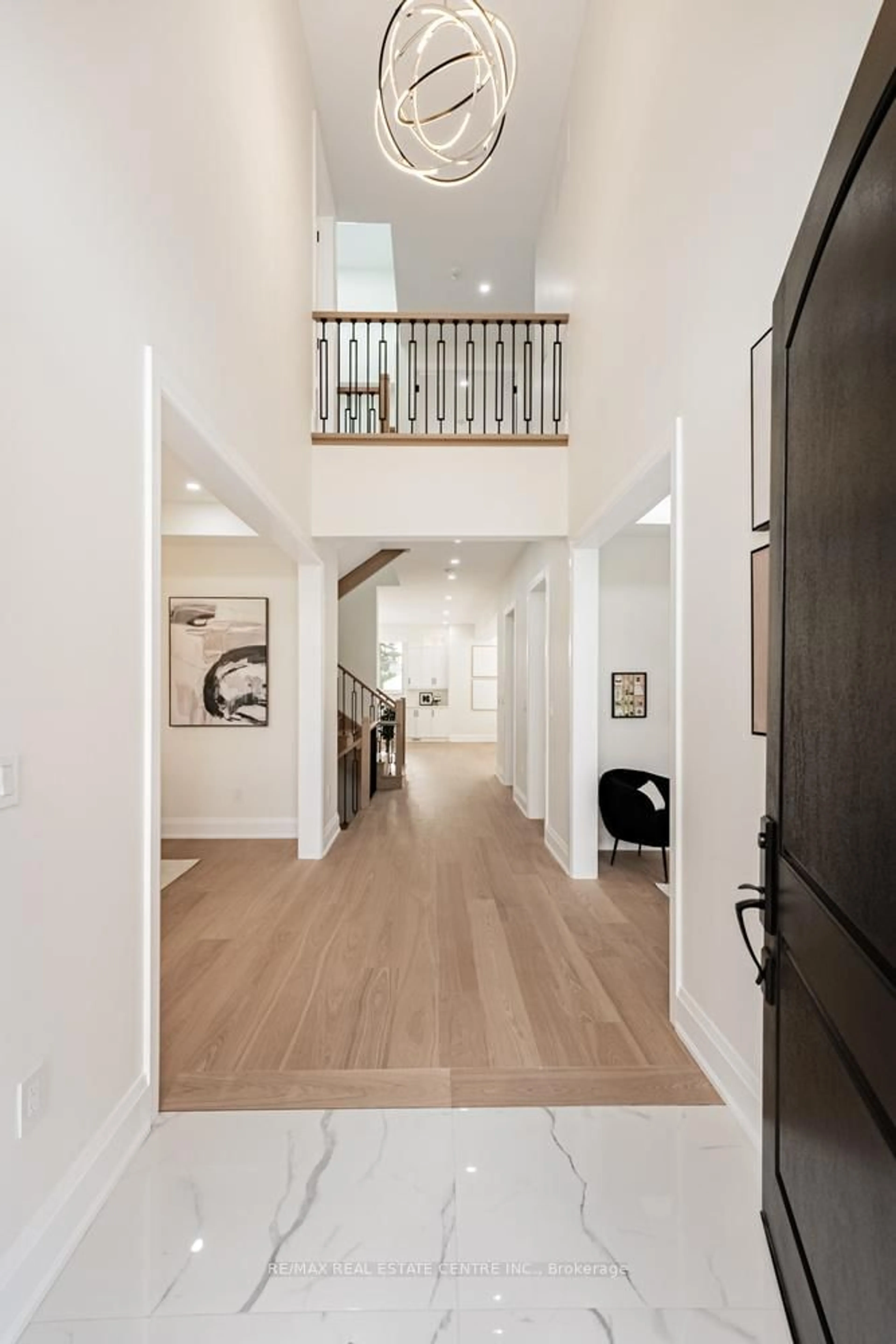 Indoor entryway for 368 WEIGHTON Dr, Oakville Ontario L6K 2R4