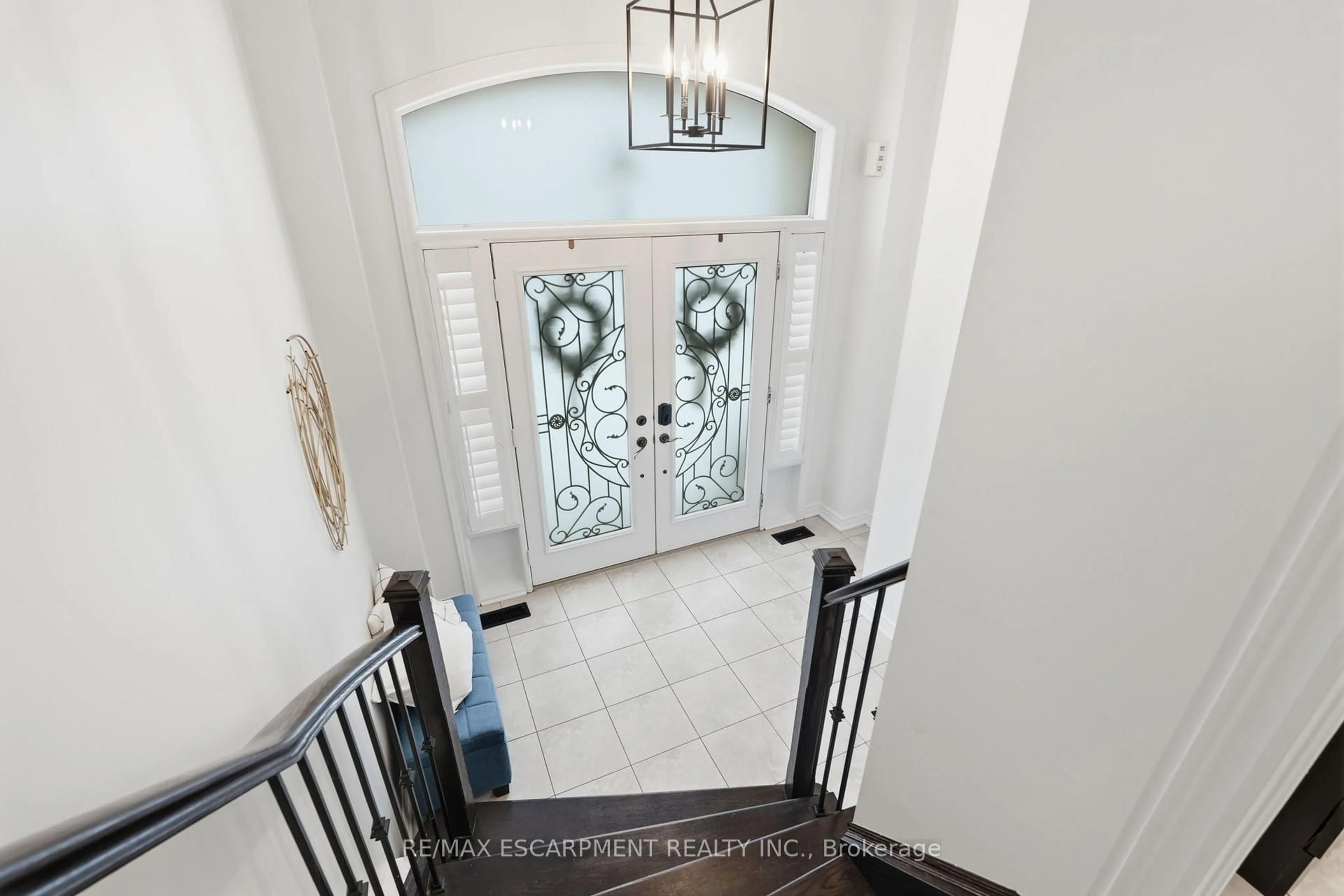 Indoor entryway for 4268 Ryan Lane, Burlington Ontario L7M 0M3