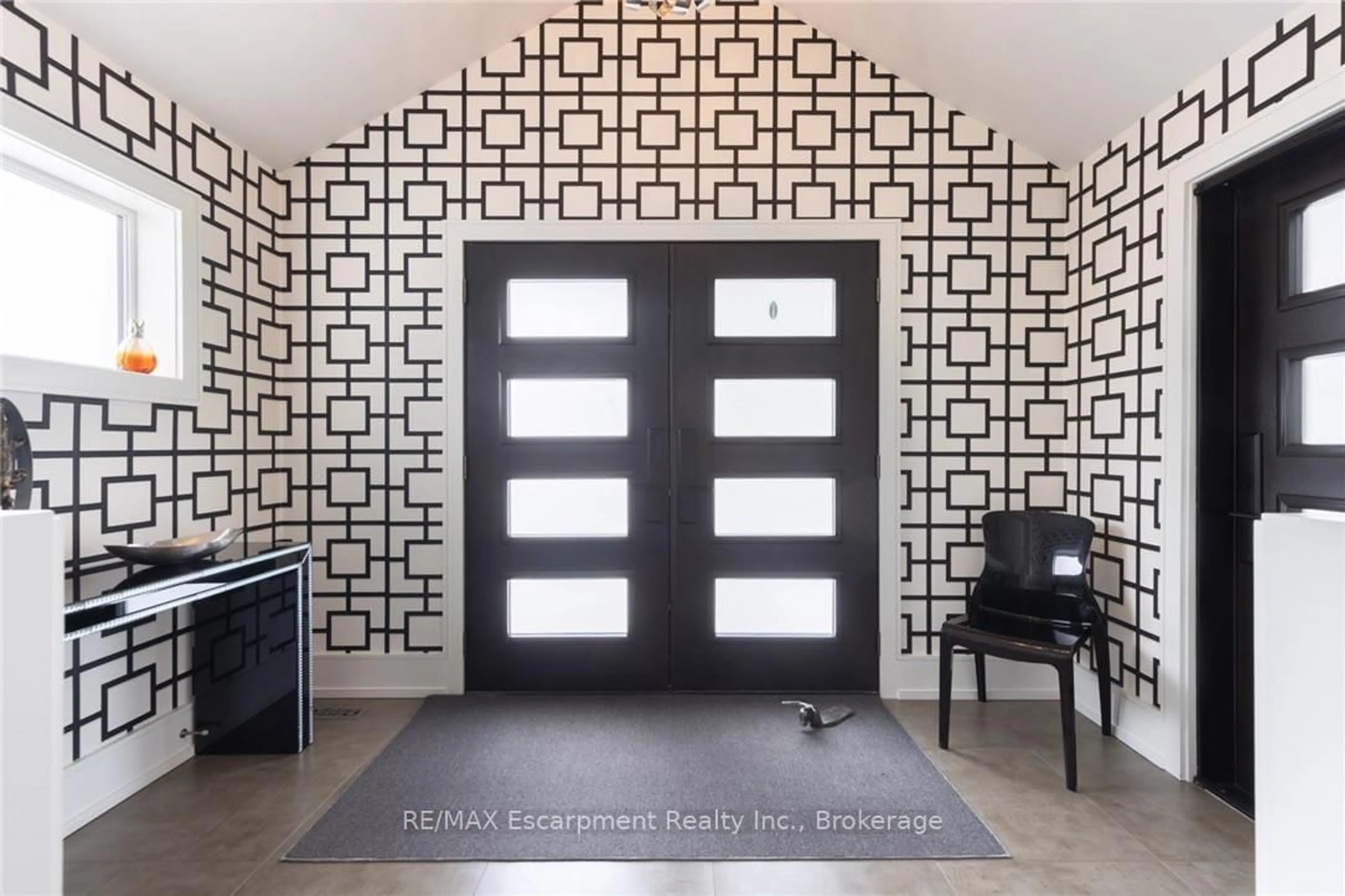 Indoor entryway for 287 MacDonald Rd, Oakville Ontario L6J 2A6