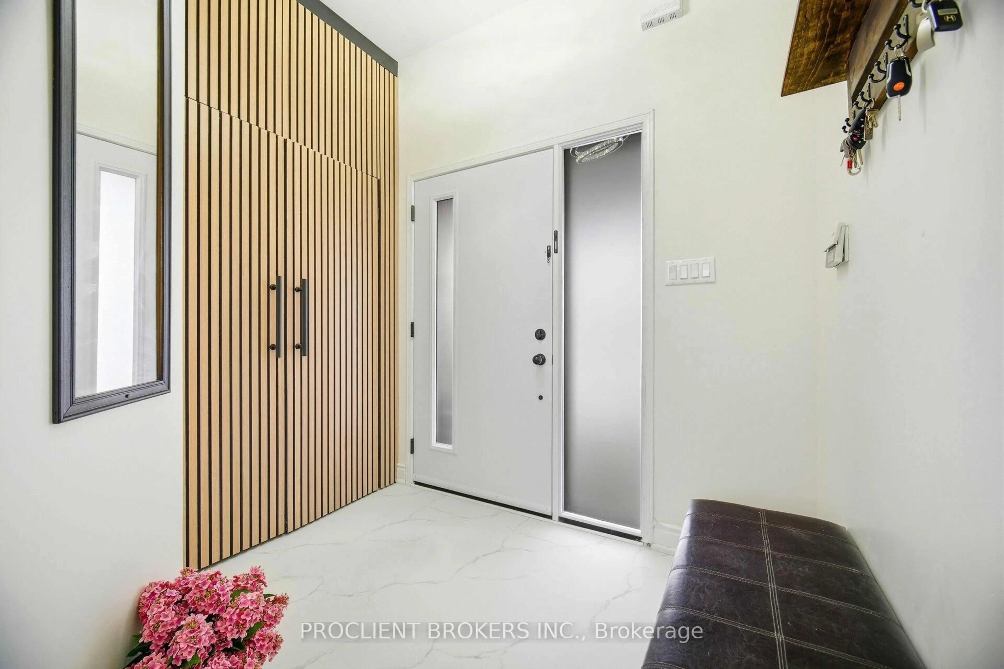 Indoor foyer for 459 Pettit Tr, Milton Ontario L9T 6N9