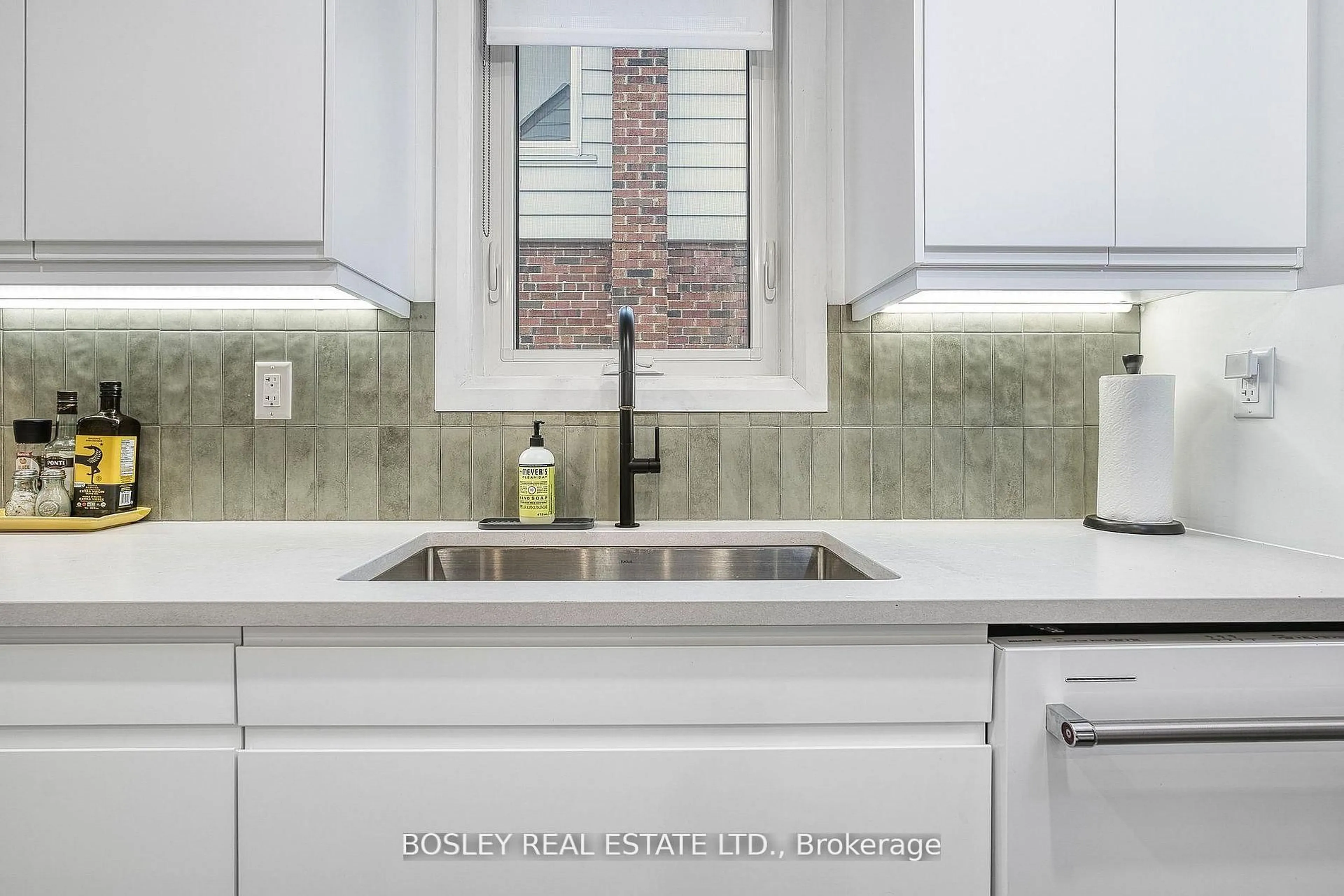 Standard kitchen, ceramic/tile floor for 29 Patika Ave, Toronto Ontario M9N 2E7