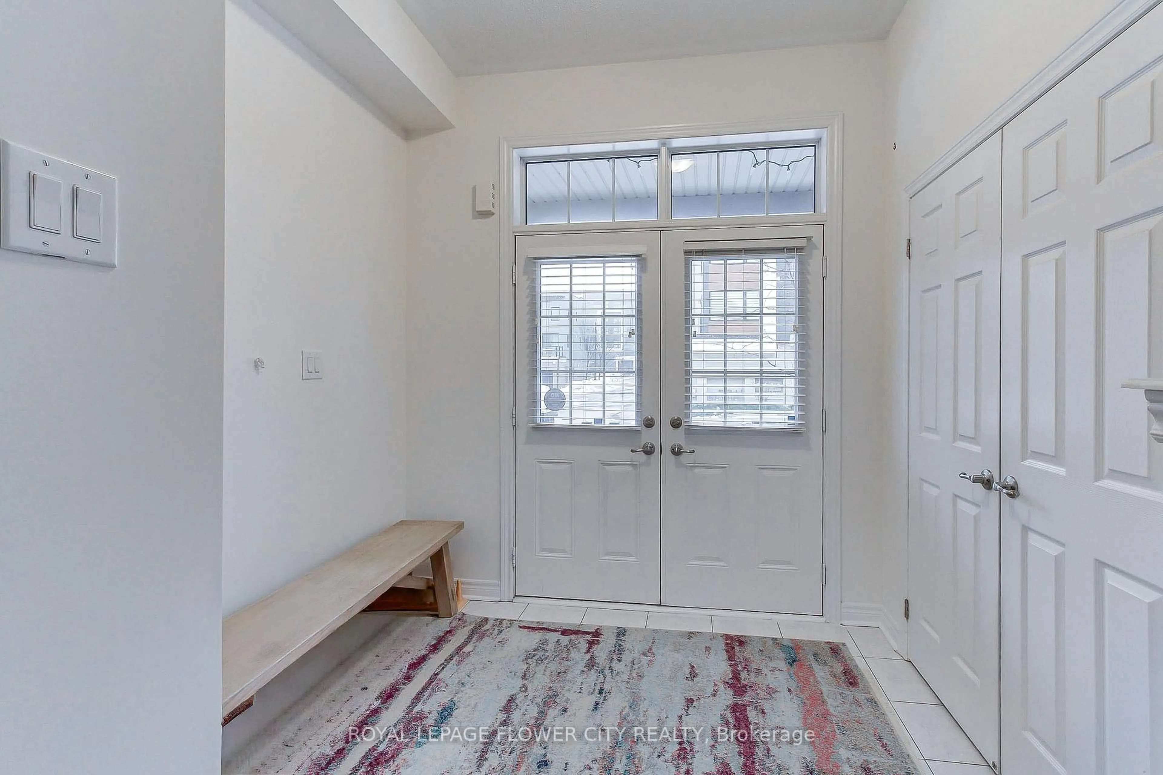 Indoor entryway for 101 Huguenot Rd, Oakville Ontario L6H 0M3