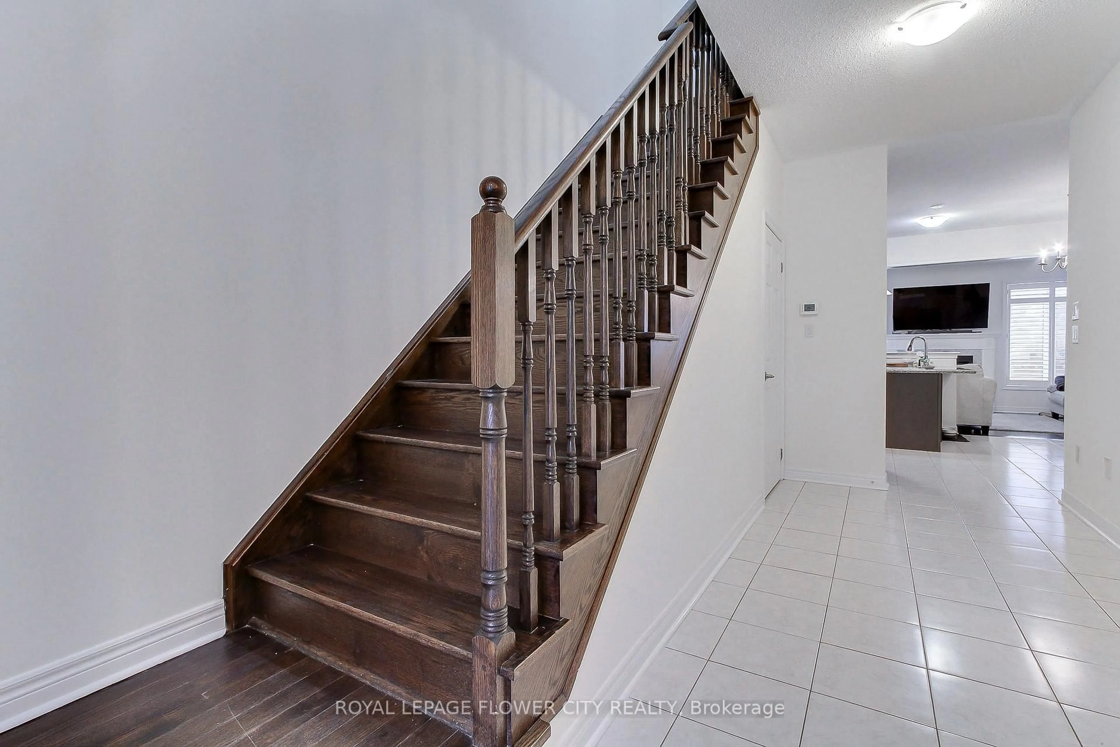 Stairs for 101 Huguenot Rd, Oakville Ontario L6H 0M3