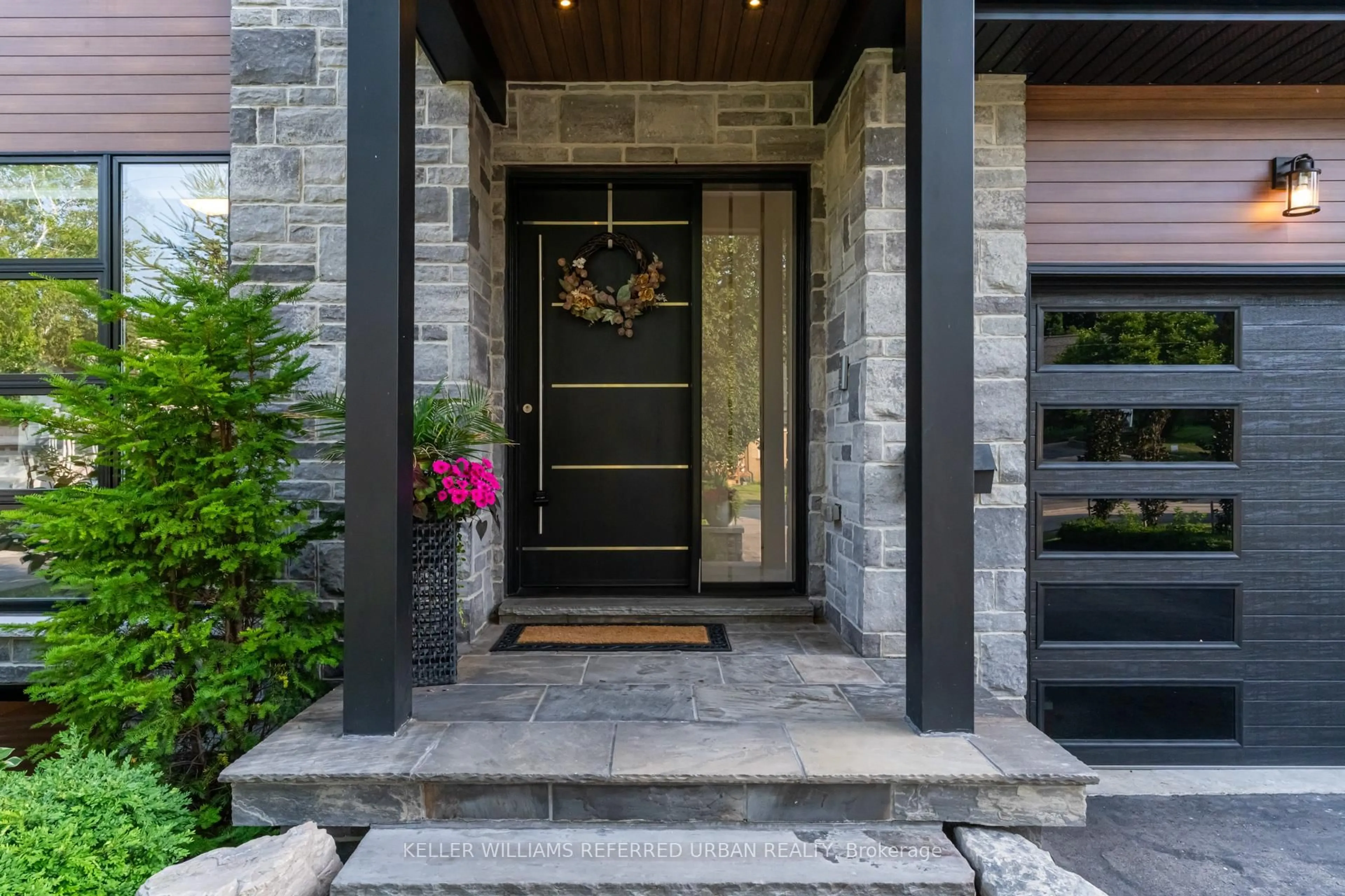 Indoor entryway for 1376 Applewood Rd, Mississauga Ontario L5E 2M1