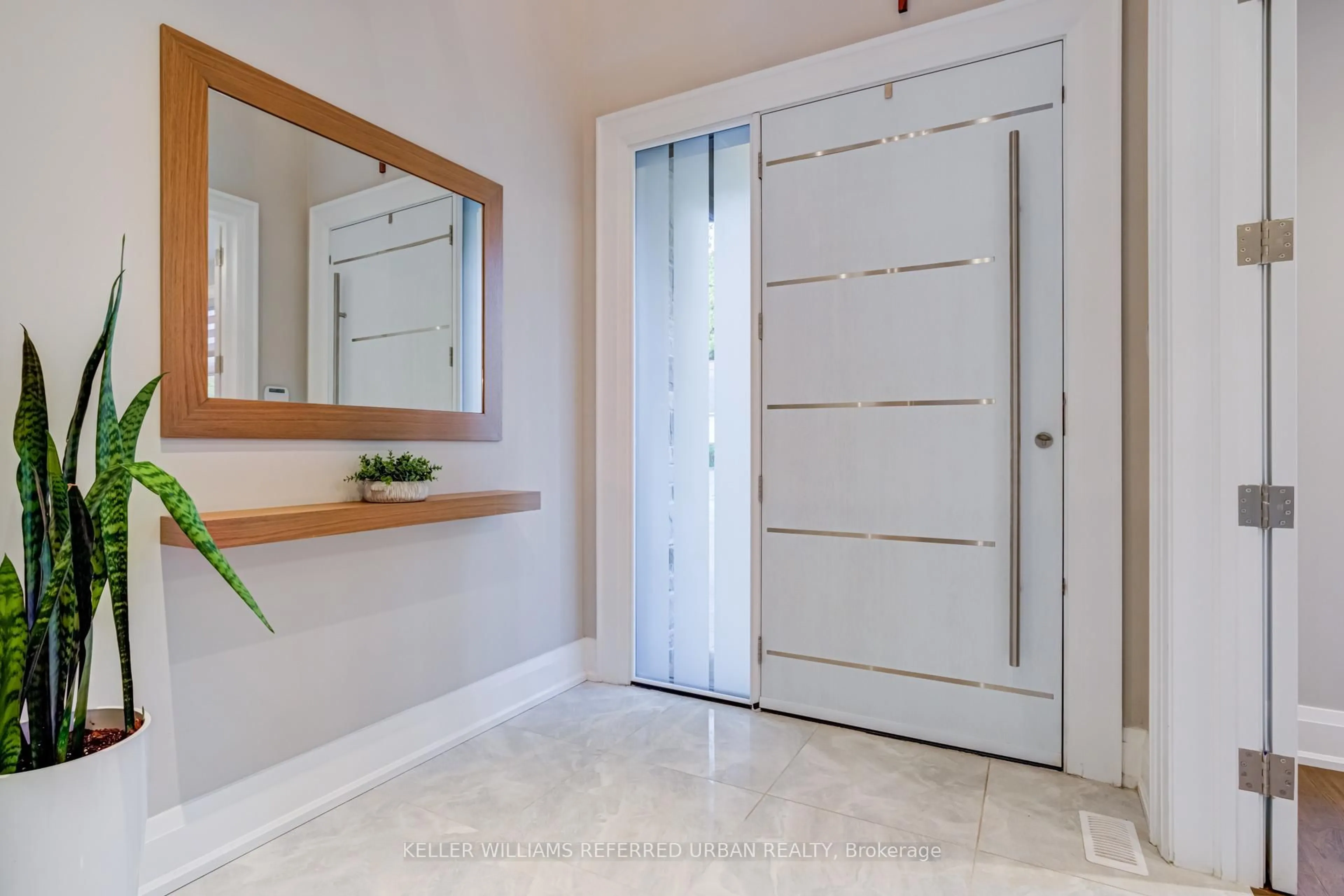 Indoor entryway for 1376 Applewood Rd, Mississauga Ontario L5E 2M1