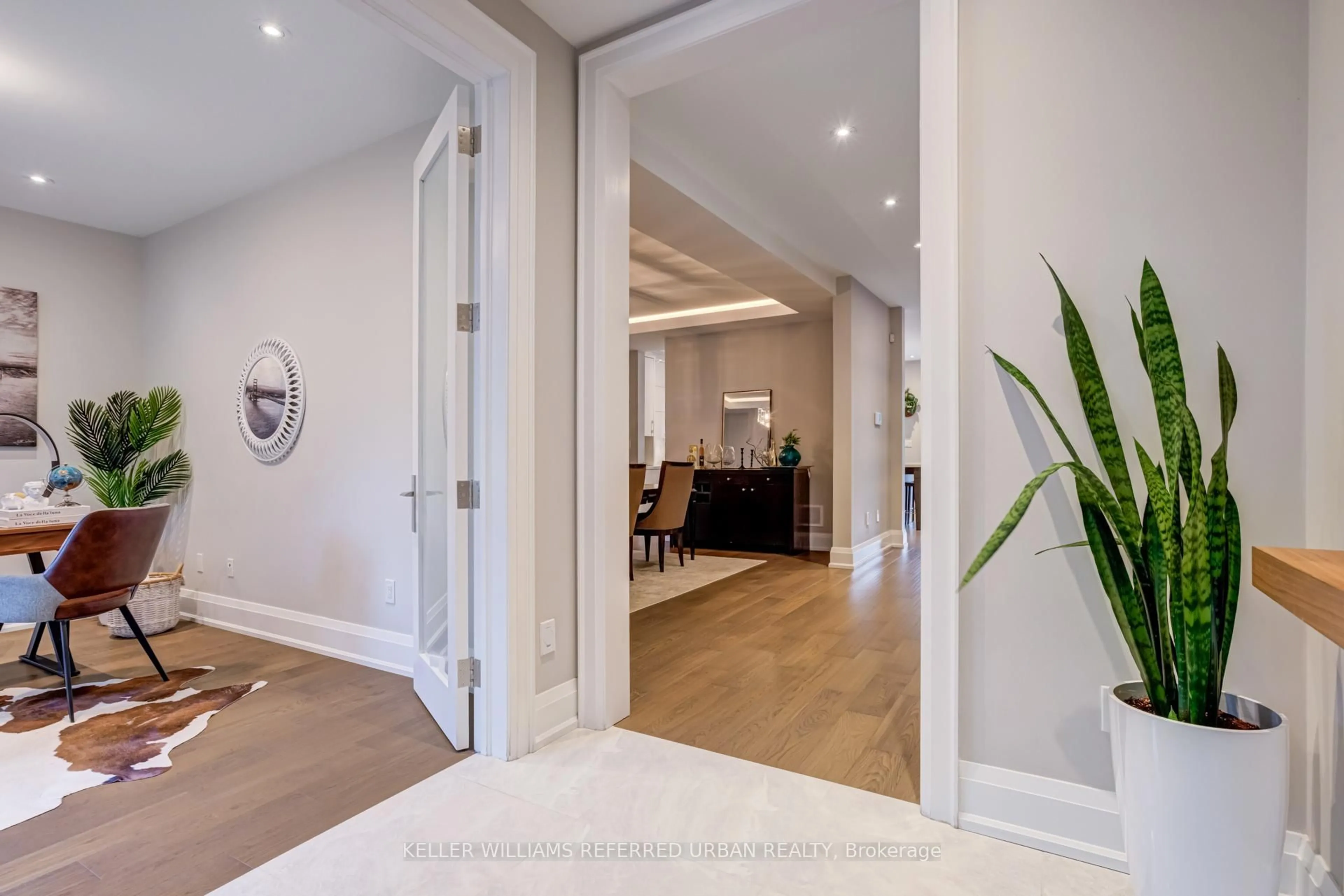 Indoor foyer for 1376 Applewood Rd, Mississauga Ontario L5E 2M1