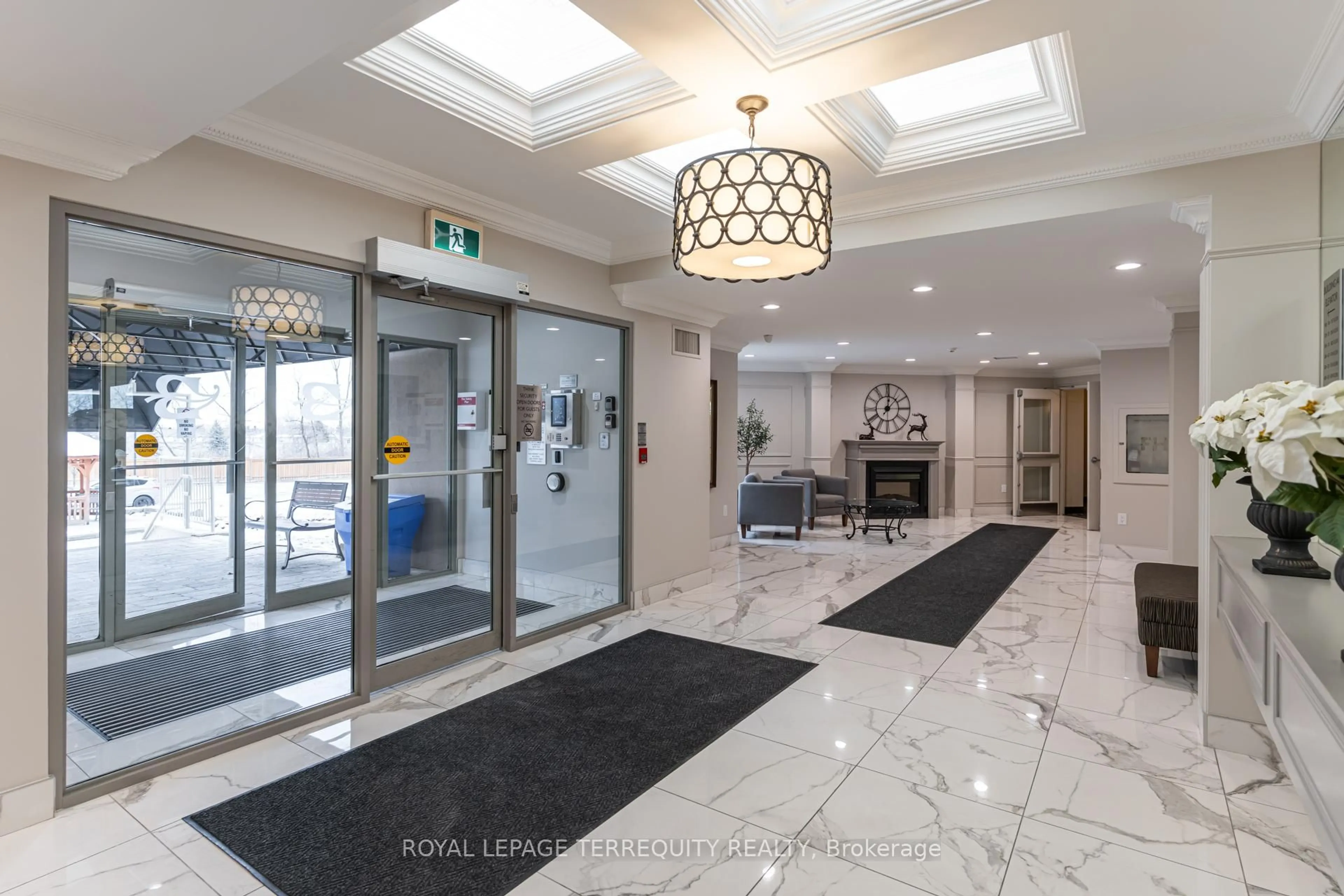 Indoor foyer for 2085 Amherst Heights Dr #212, Burlington Ontario L7P 5C2