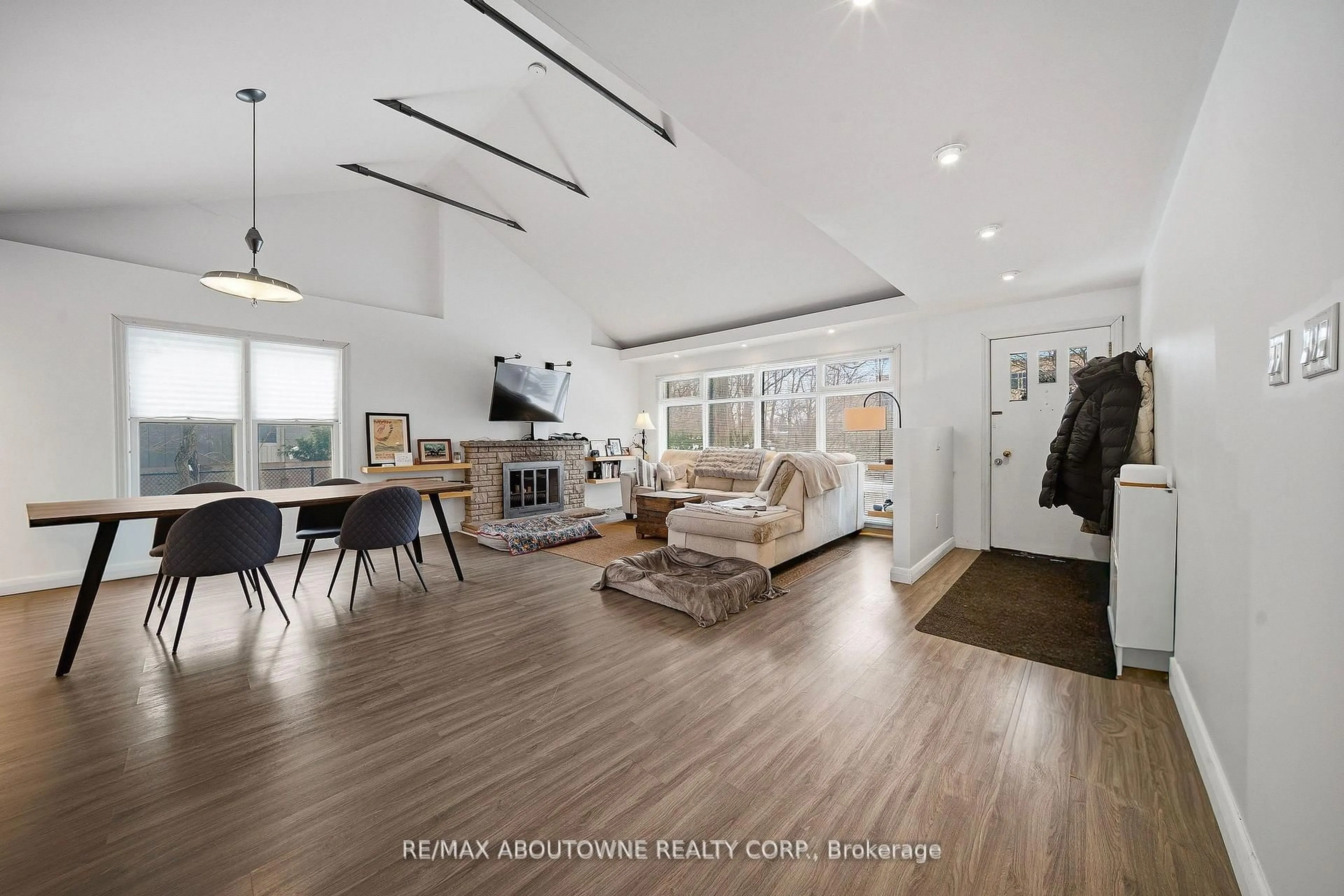 Living room with furniture, unknown for 276 Lakeshore Rd, Oakville Ontario L6K 1E8