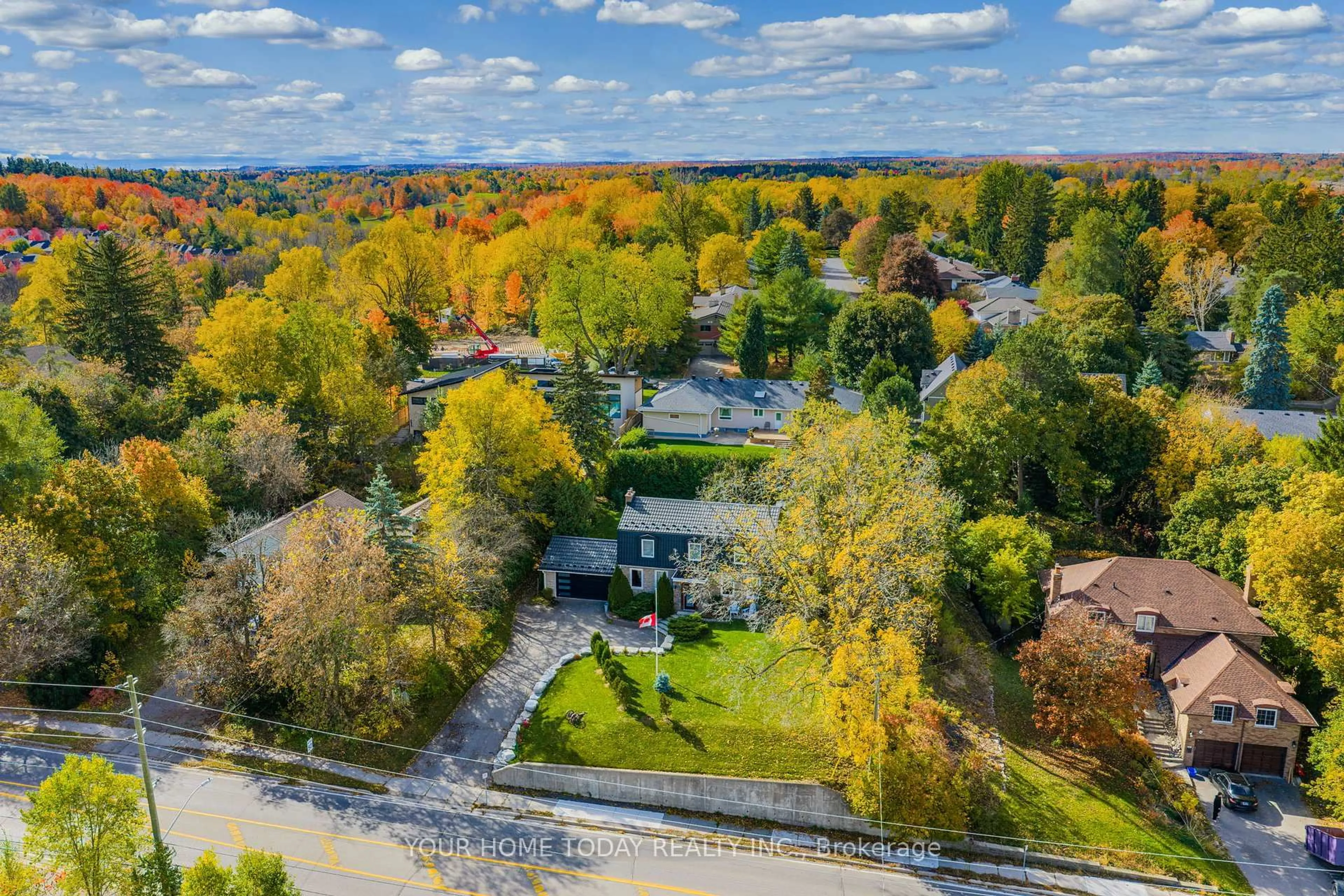 A pic from outside/outdoor area/front of a property/back of a property/a pic from drone, unknown for 190 Main St, Halton Hills Ontario L7G 3E9