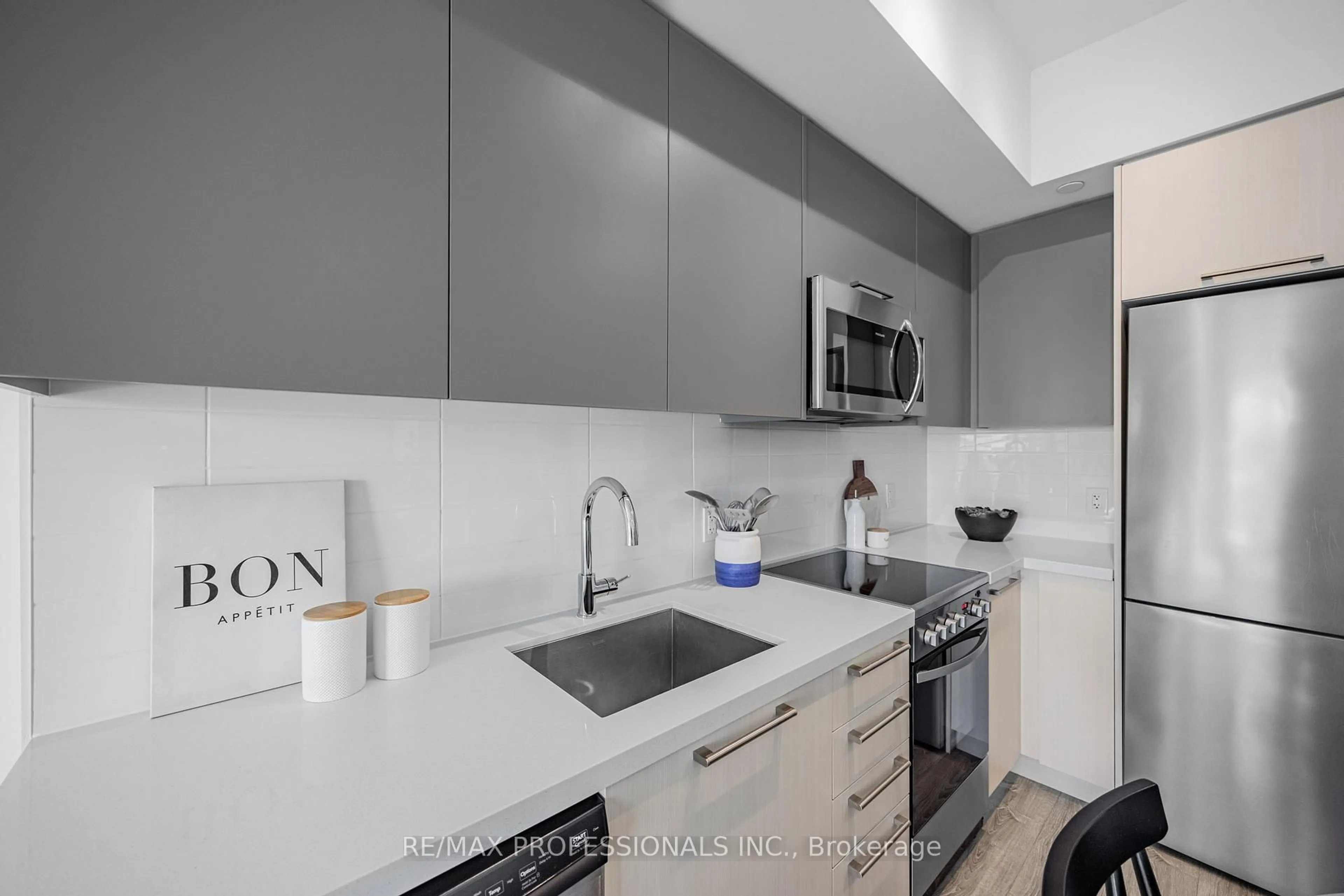 Standard kitchen, ceramic/tile floor for 25 Neighbourhood Lane #906, Toronto Ontario M8Y 0C4