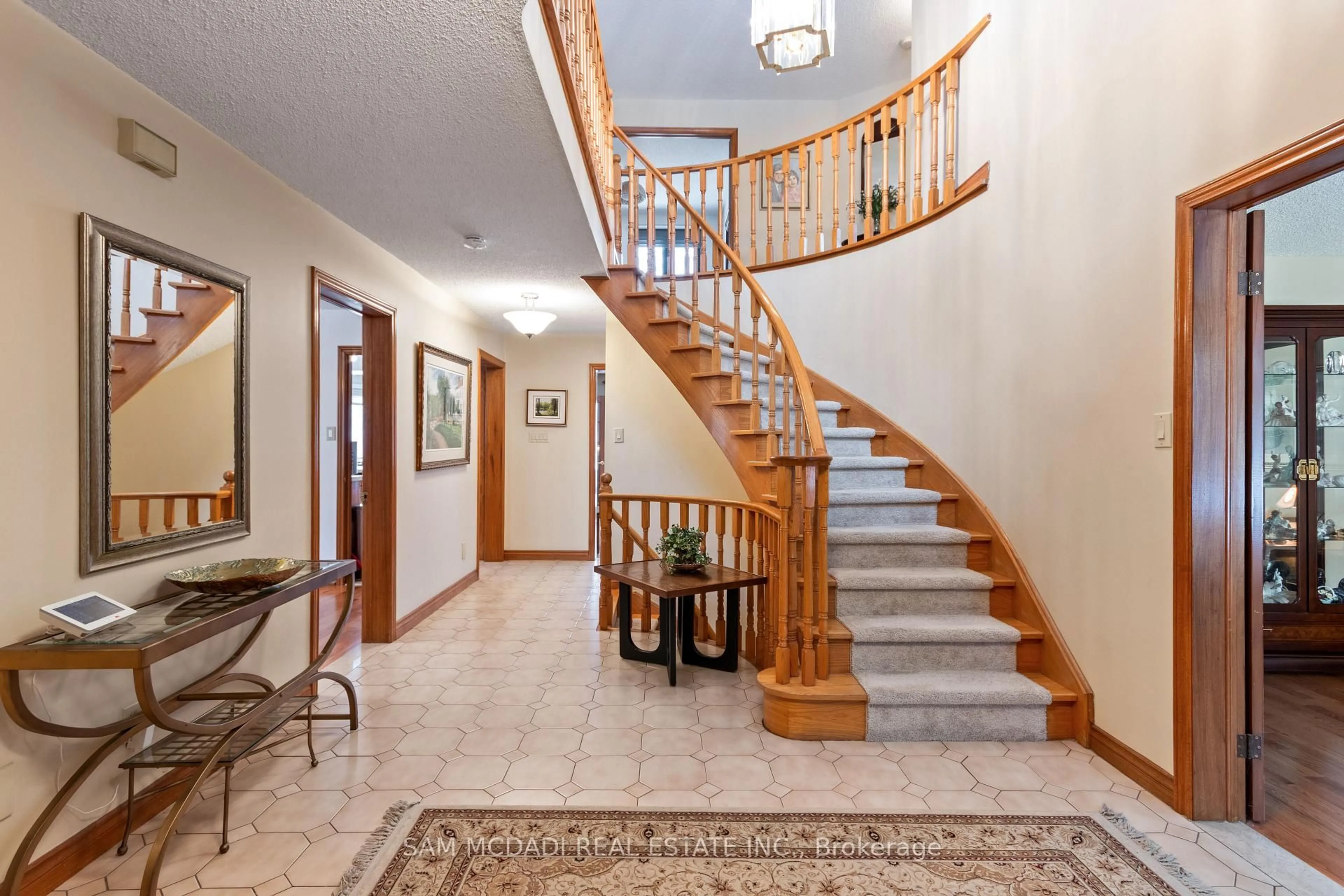 Indoor foyer for 4175 Renoak Crt, Mississauga Ontario L5C 4K2