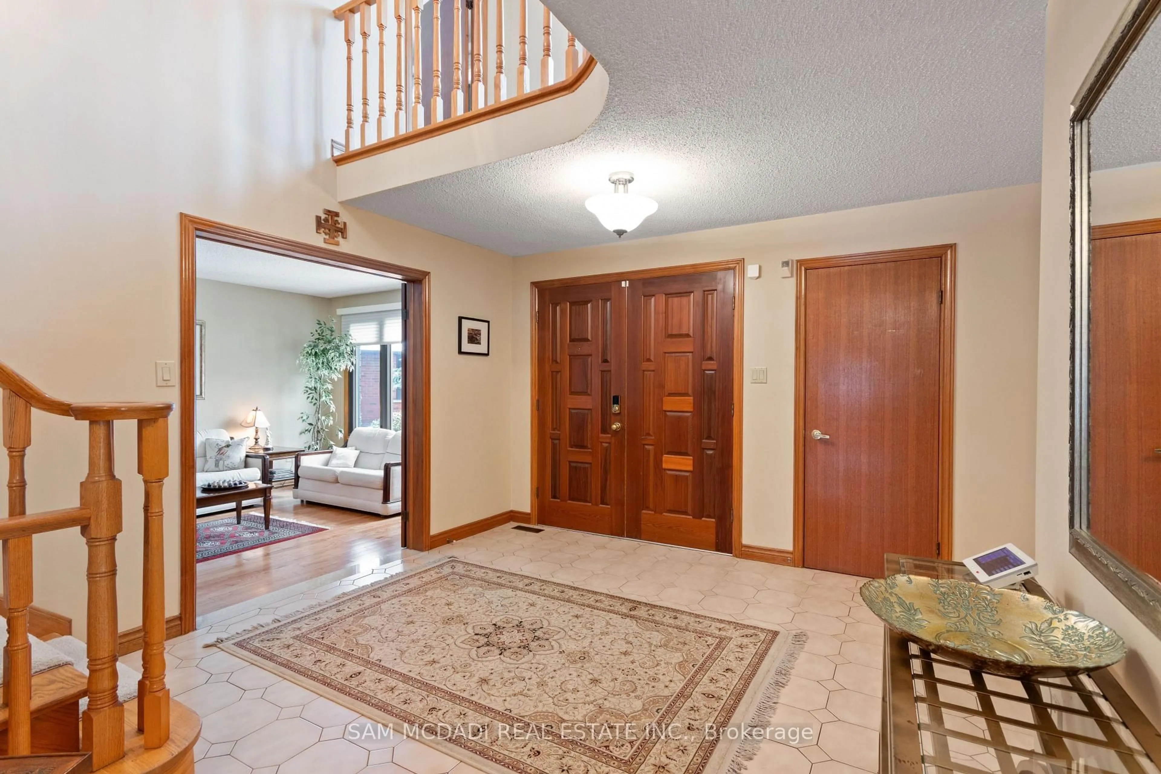 Indoor foyer for 4175 Renoak Crt, Mississauga Ontario L5C 4K2