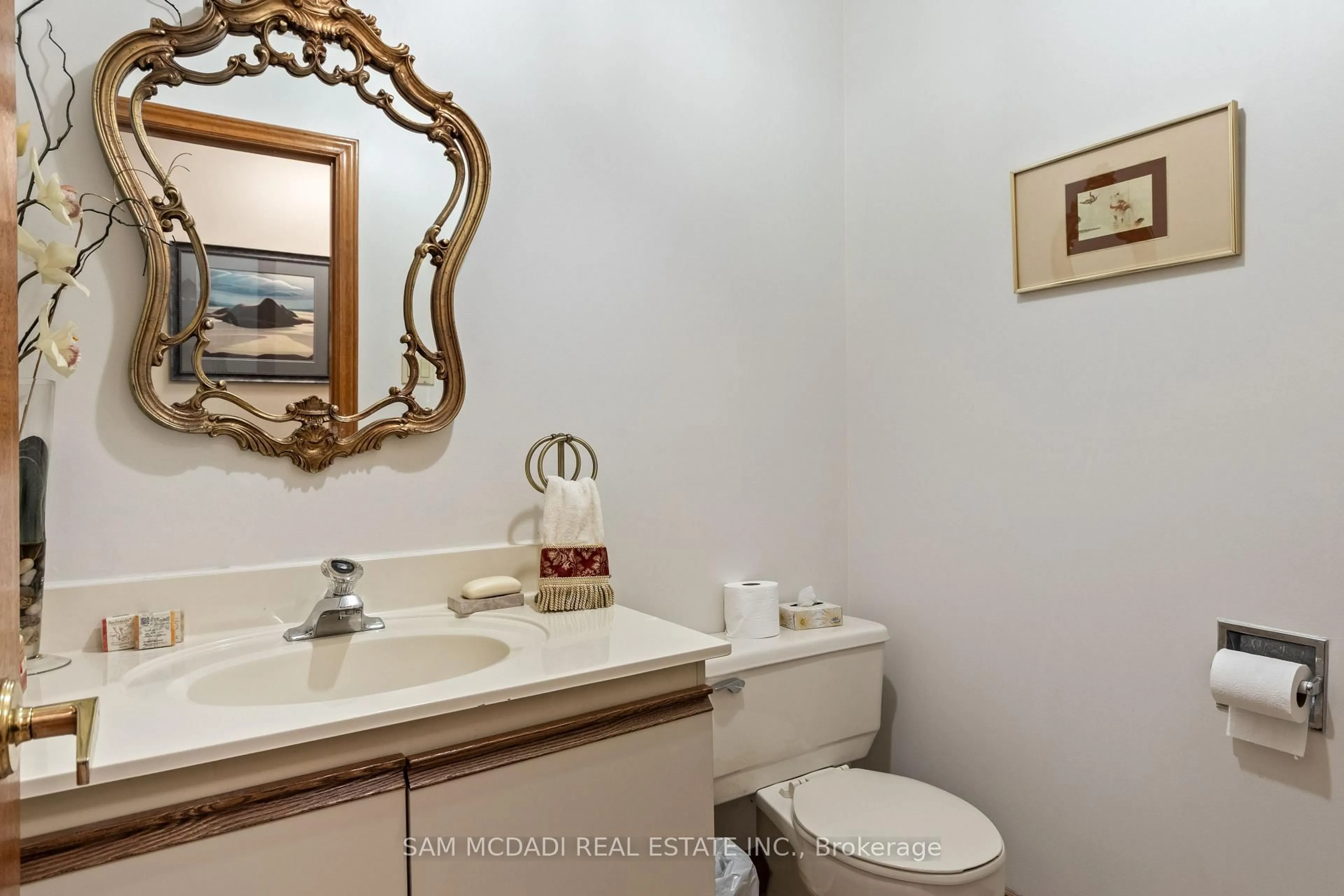 Standard bathroom, ceramic/tile floor for 4175 Renoak Crt, Mississauga Ontario L5C 4K2