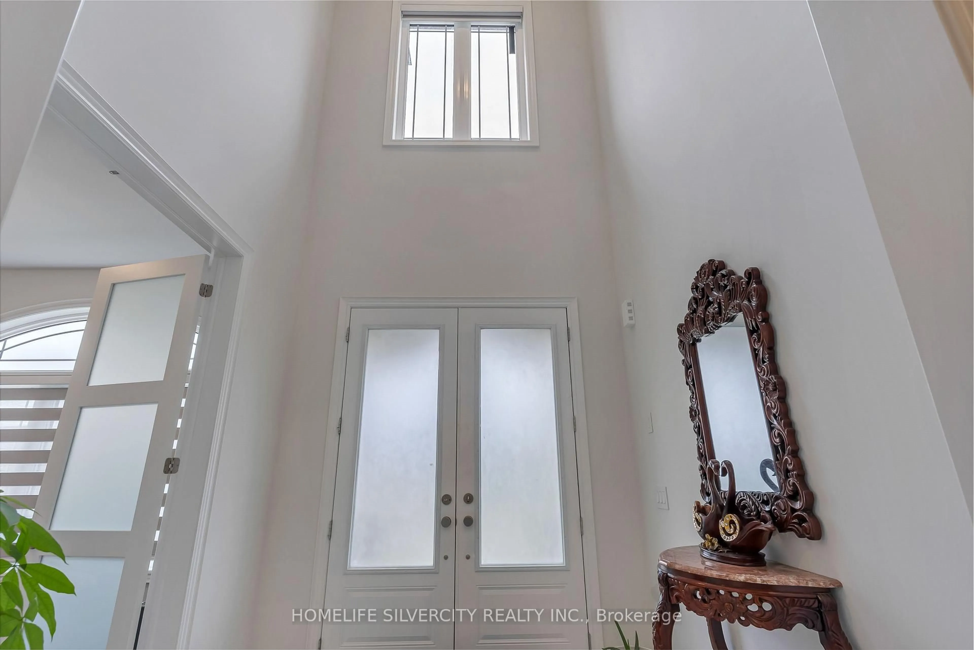 Indoor entryway for 71 Raspberry Rdg Ave, Caledon Ontario L7C 4N3