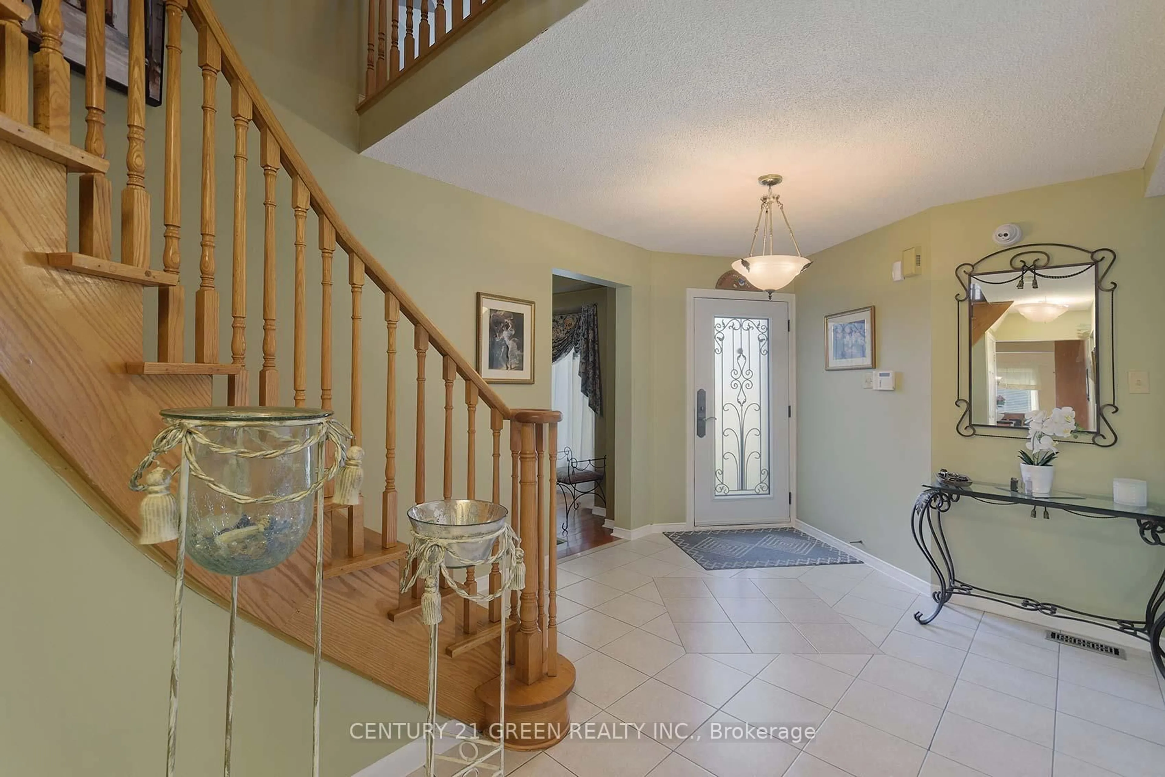 Indoor entryway for 418 Chieftan Circ, Mississauga Ontario L4Z 3A7
