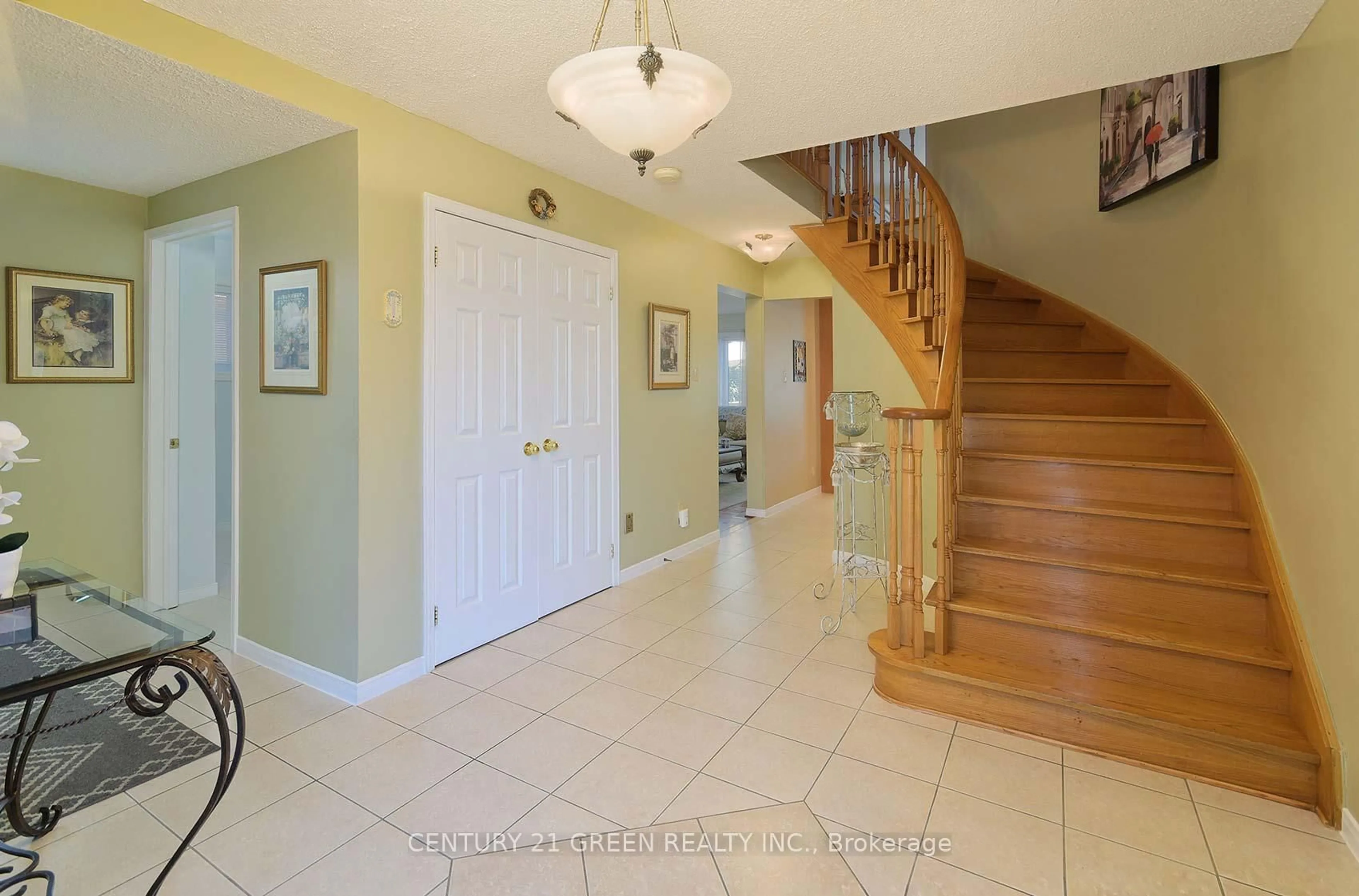Indoor foyer for 418 Chieftan Circ, Mississauga Ontario L4Z 3A7