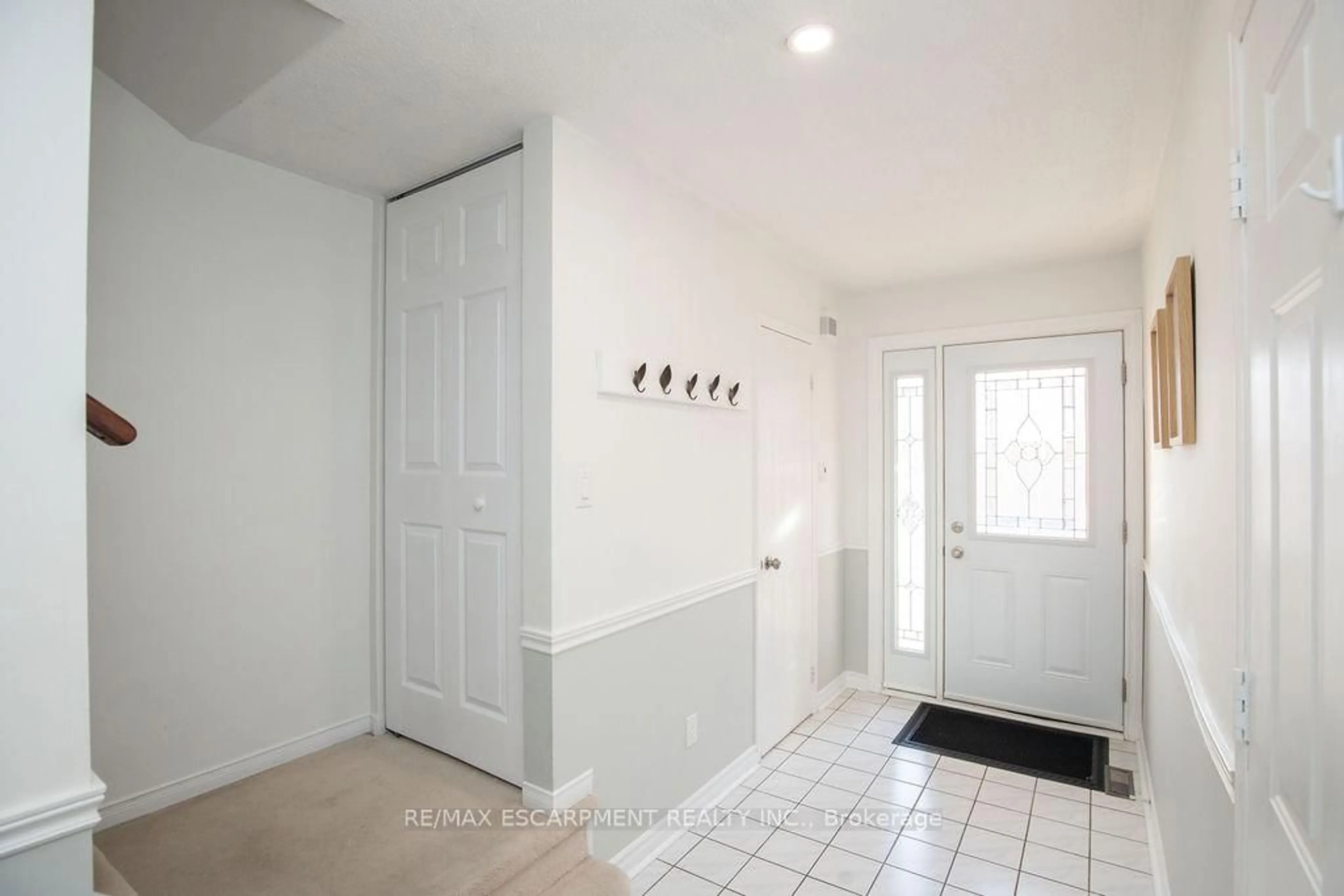 Indoor entryway for 2350 Grand Ravine Dr #12, Oakville Ontario L6H 6E2