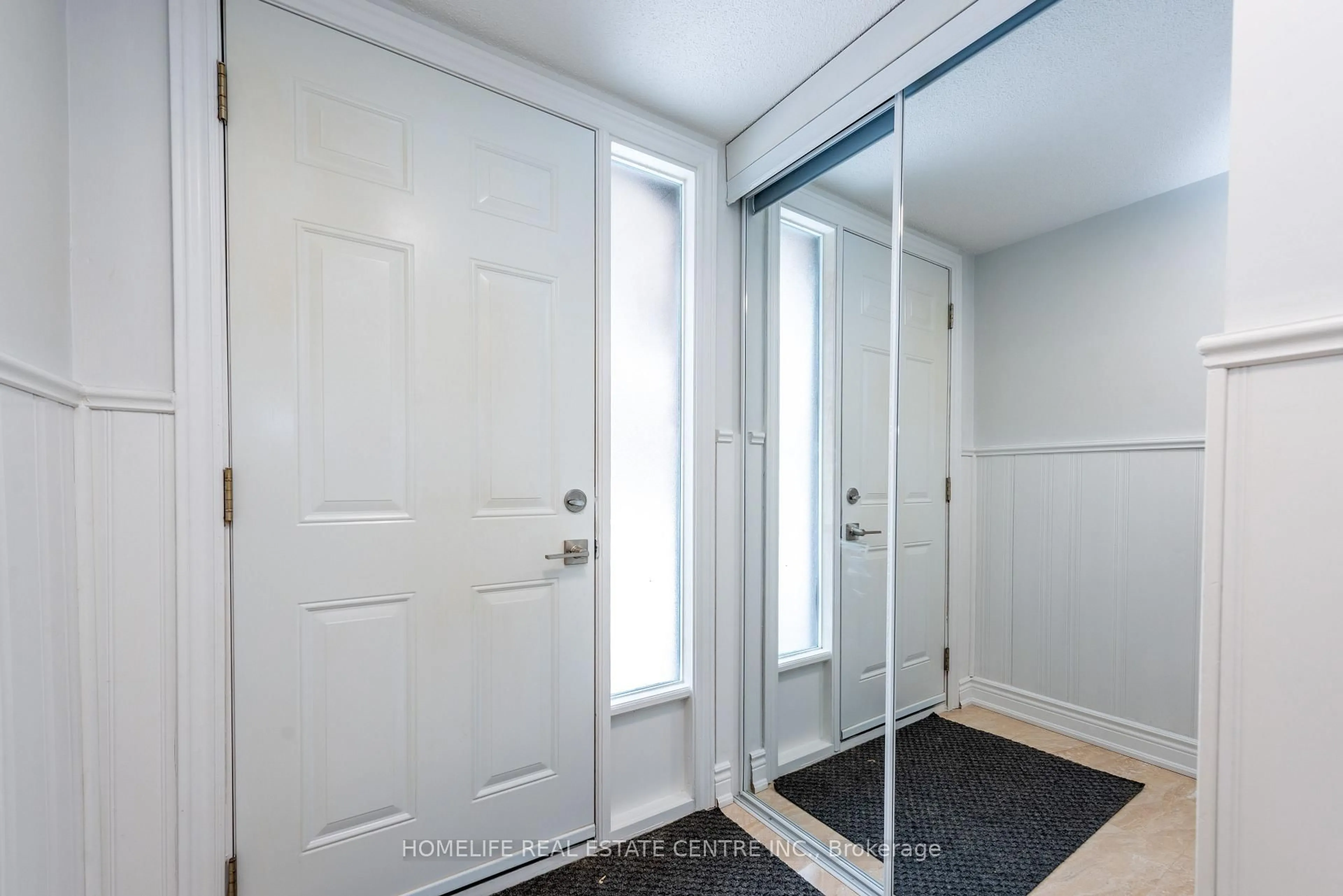 Indoor entryway for 62 Mccallum Crt, Brampton Ontario L6W 3M4