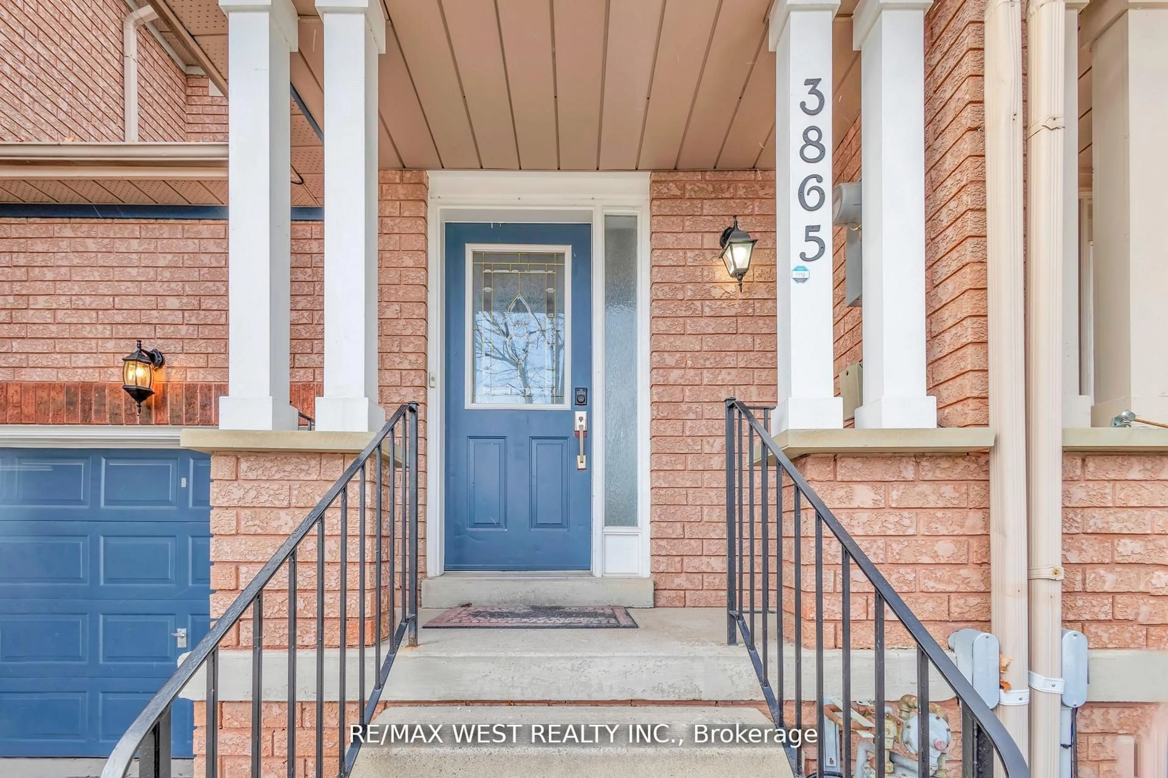 Indoor entryway for 3865 Allcroft Rd, Mississauga Ontario L5N 7E3