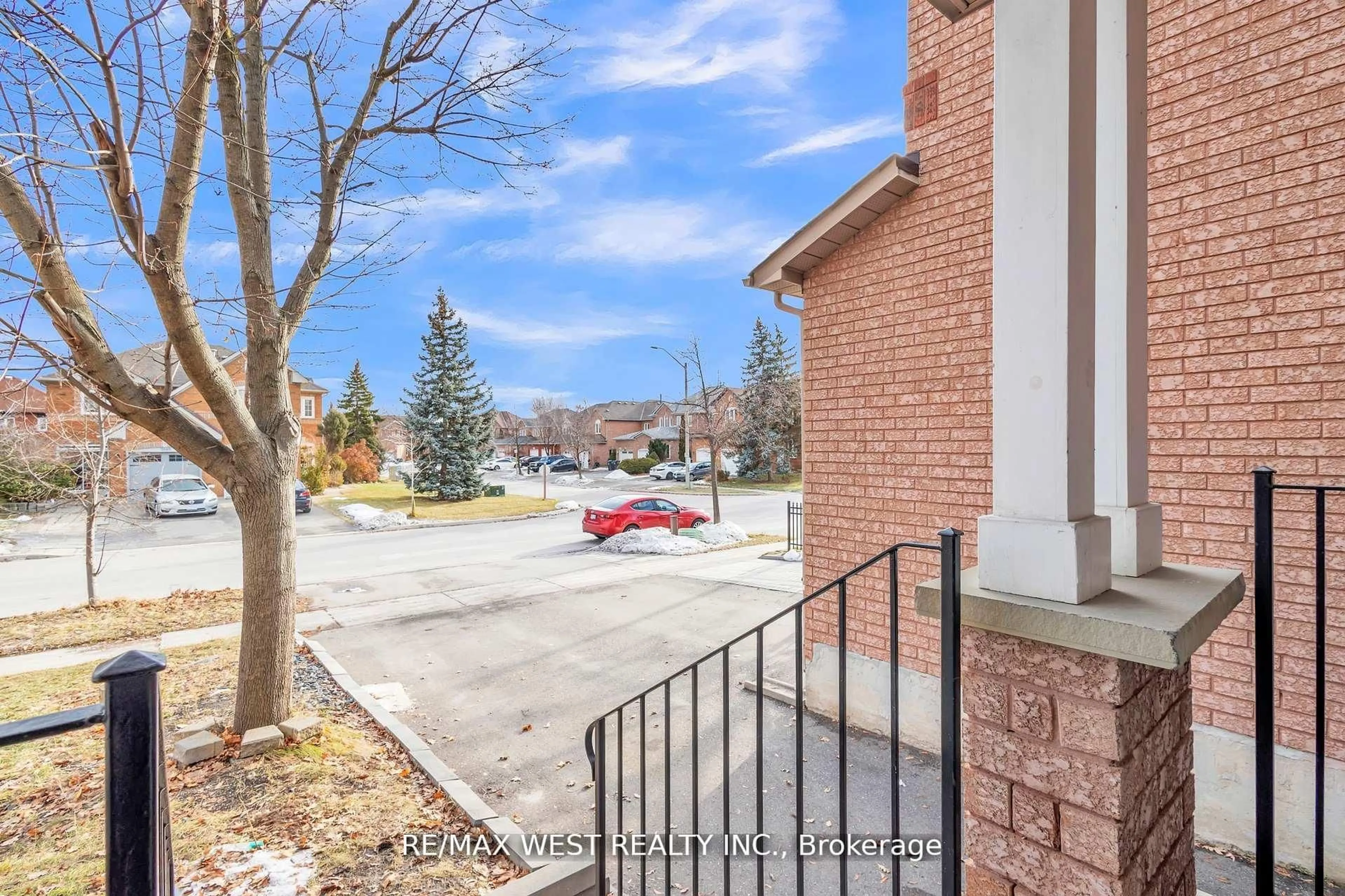 A pic from outside/outdoor area/front of a property/back of a property/a pic from drone, street for 3865 Allcroft Rd, Mississauga Ontario L5N 7E3