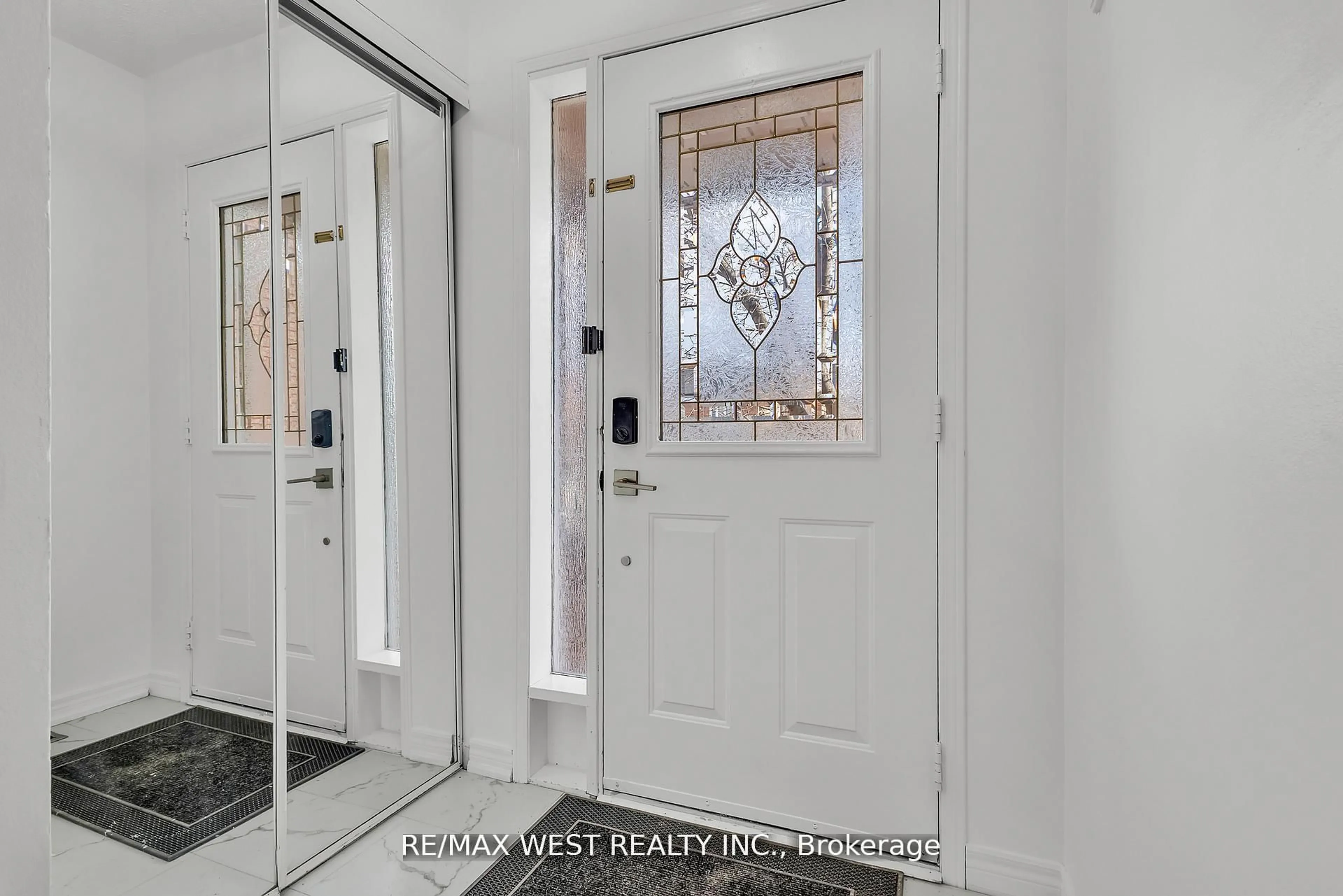 Indoor entryway for 3865 Allcroft Rd, Mississauga Ontario L5N 7E3