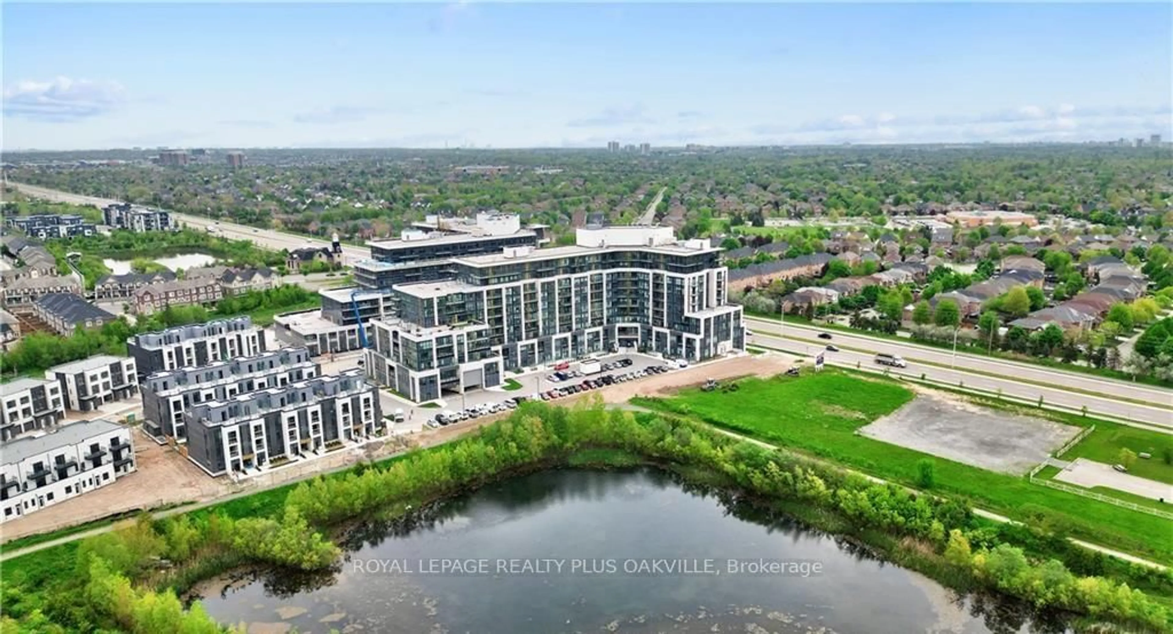 A pic from outside/outdoor area/front of a property/back of a property/a pic from drone, water/lake/river/ocean view for 405 Dundas St #425, Oakville Ontario L6M 5P9