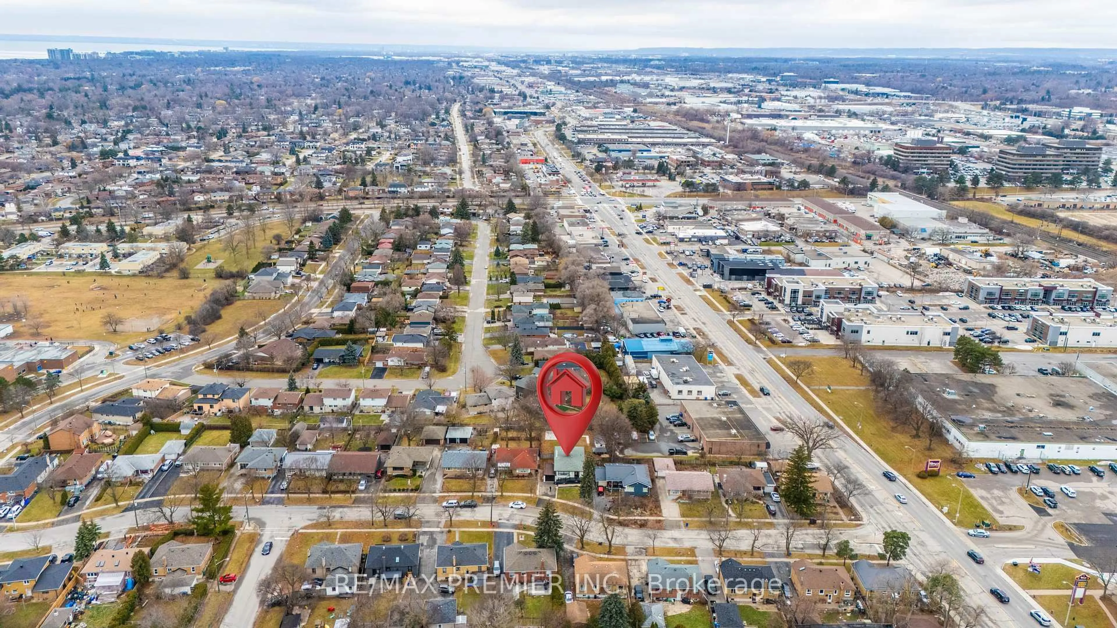 A pic from outside/outdoor area/front of a property/back of a property/a pic from drone, street for 402 St Augustine Dr, Oakville Ontario L6K 3K9