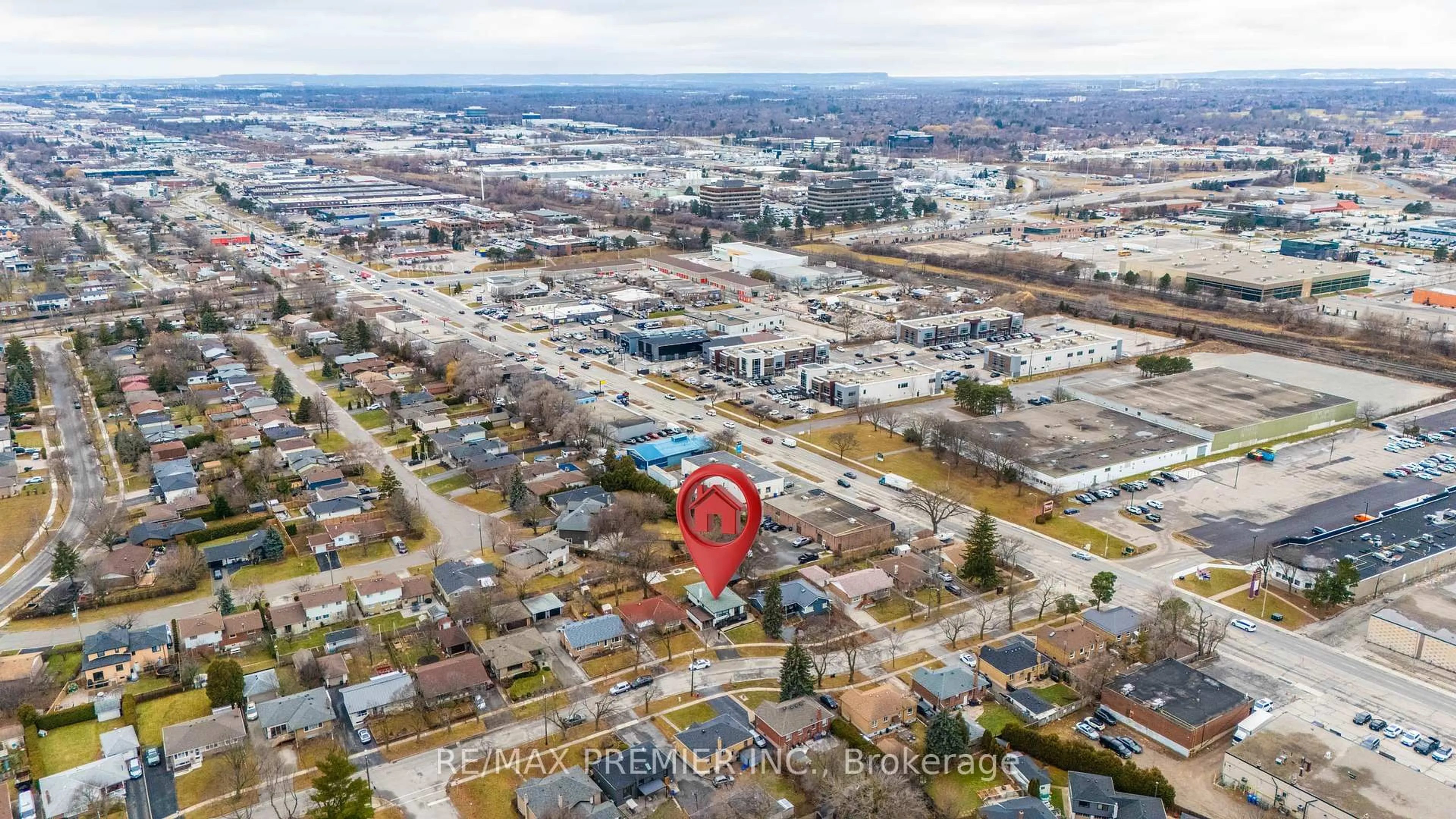A pic from outside/outdoor area/front of a property/back of a property/a pic from drone, street for 402 St Augustine Dr, Oakville Ontario L6K 3K9