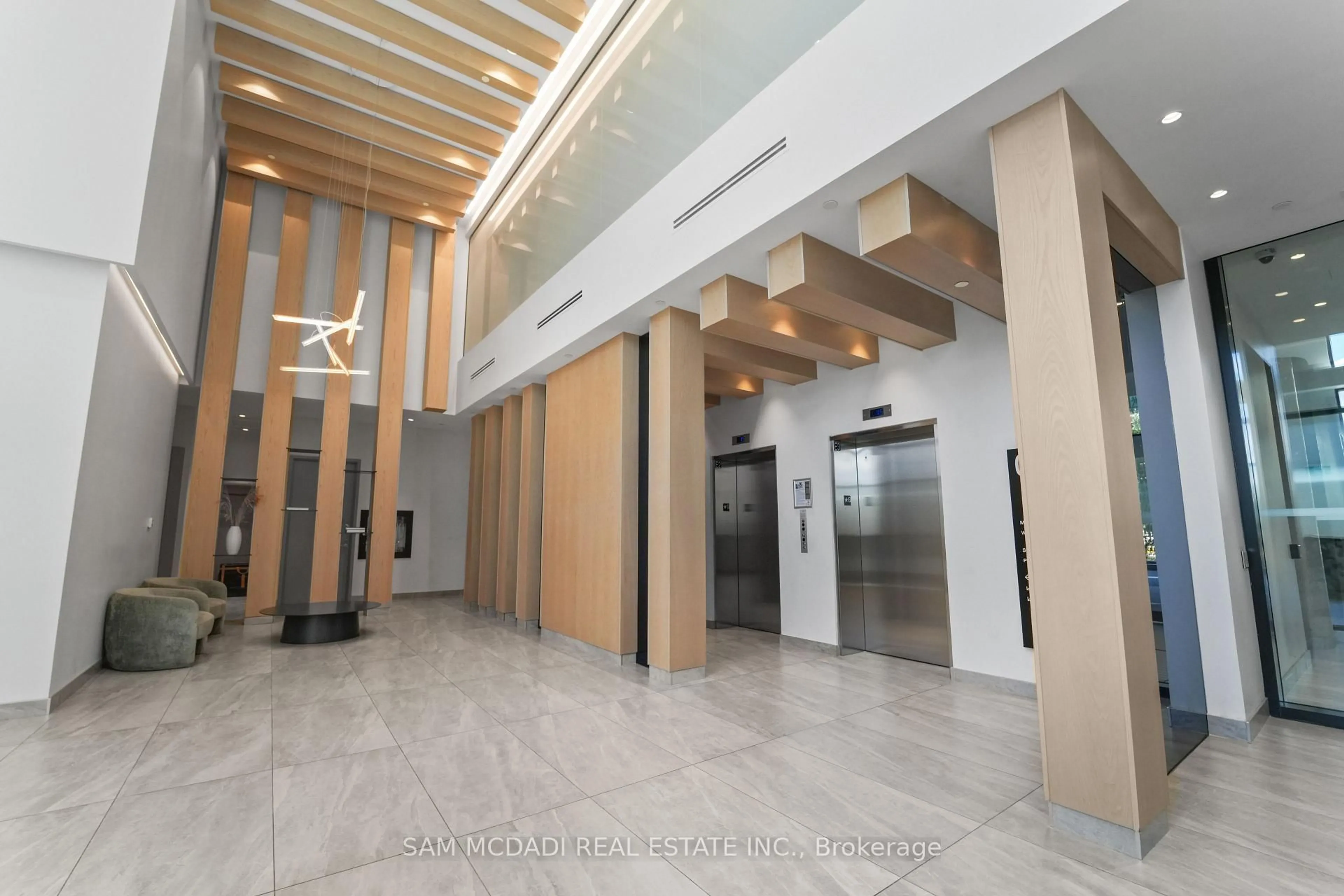 Indoor foyer for 86 Dundas St #1513, Mississauga Ontario L5A 0B1