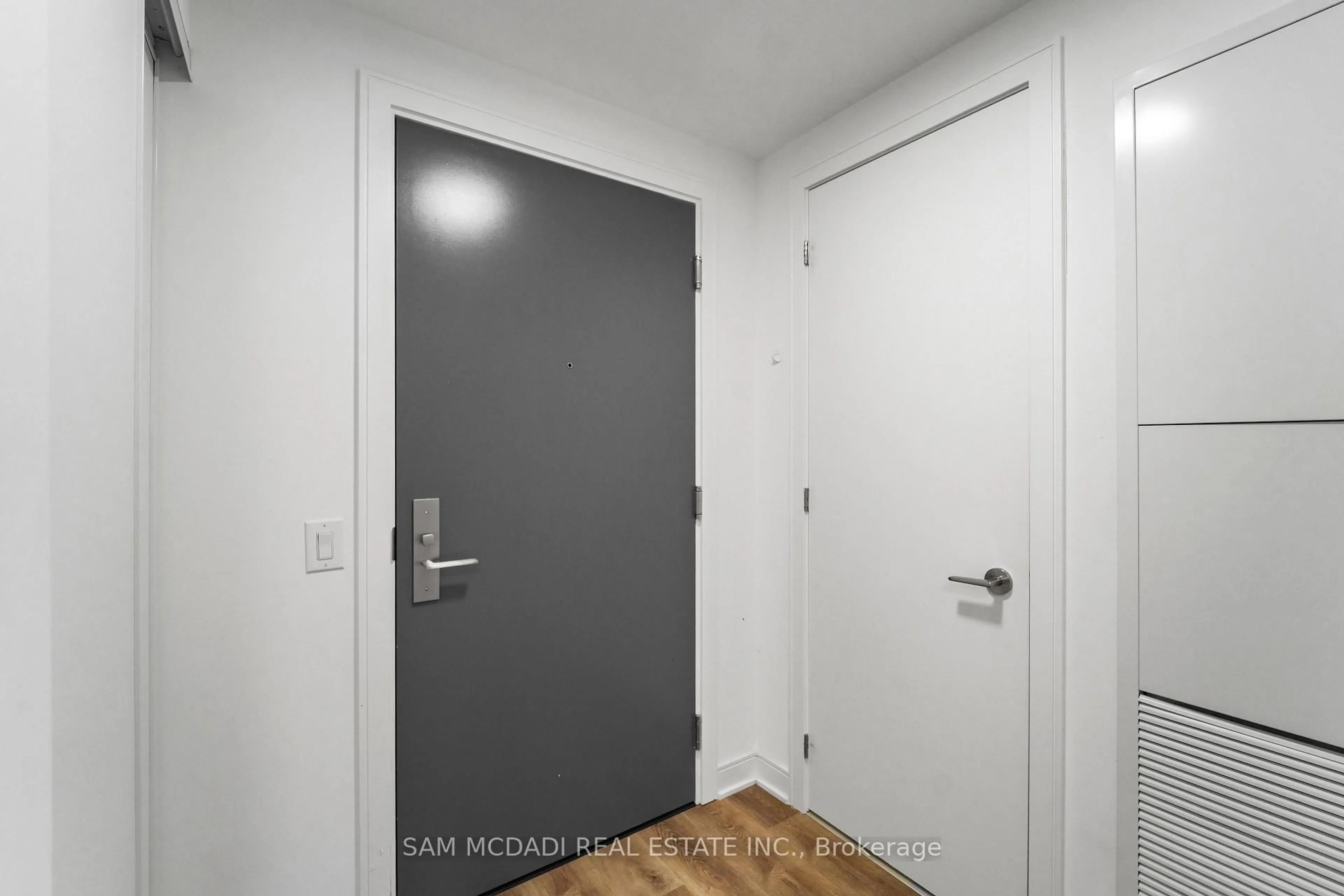 Indoor entryway for 86 Dundas St #1513, Mississauga Ontario L5A 0B1