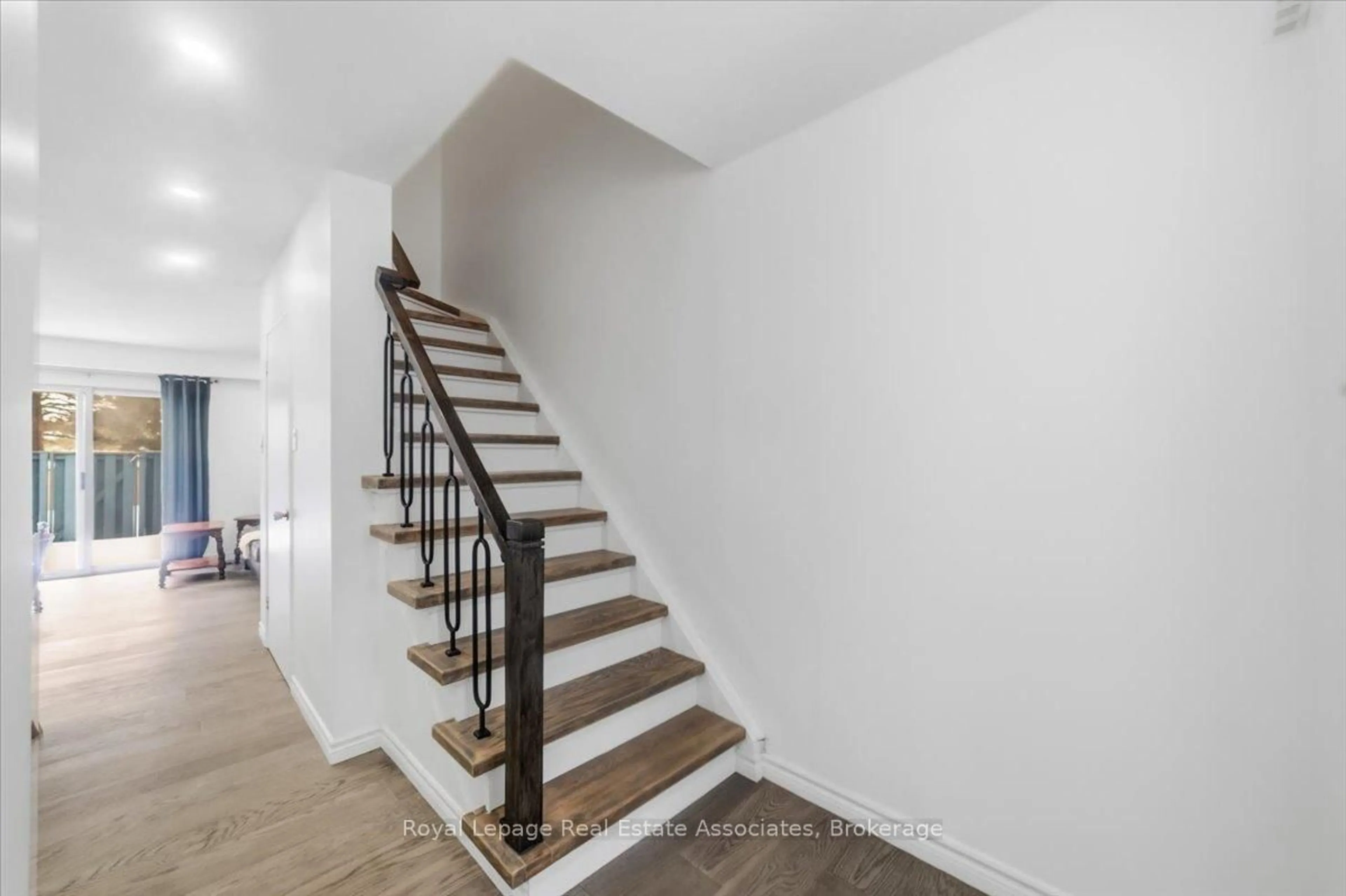 Stairs for 6699 Falconer Dr #85, Mississauga Ontario L5N 2E3