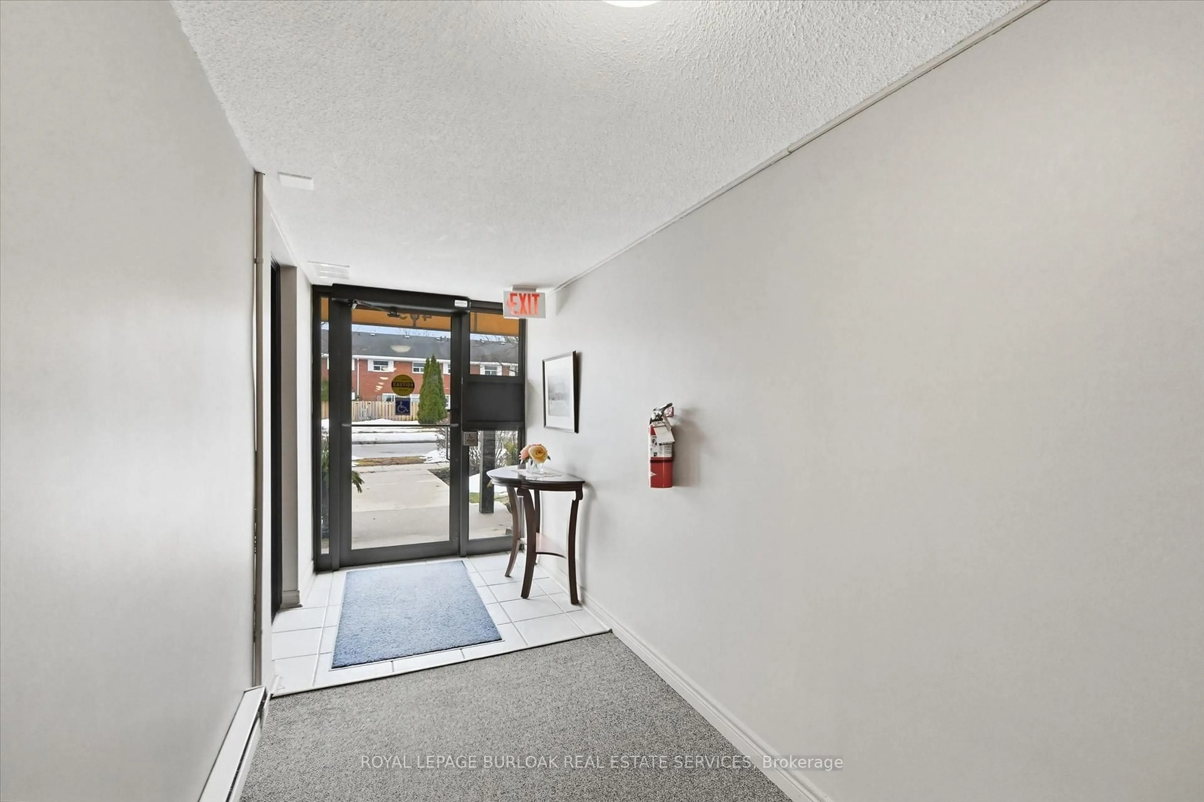 Indoor foyer for 469 Claridge Rd #6, Burlington Ontario L7N 2S1