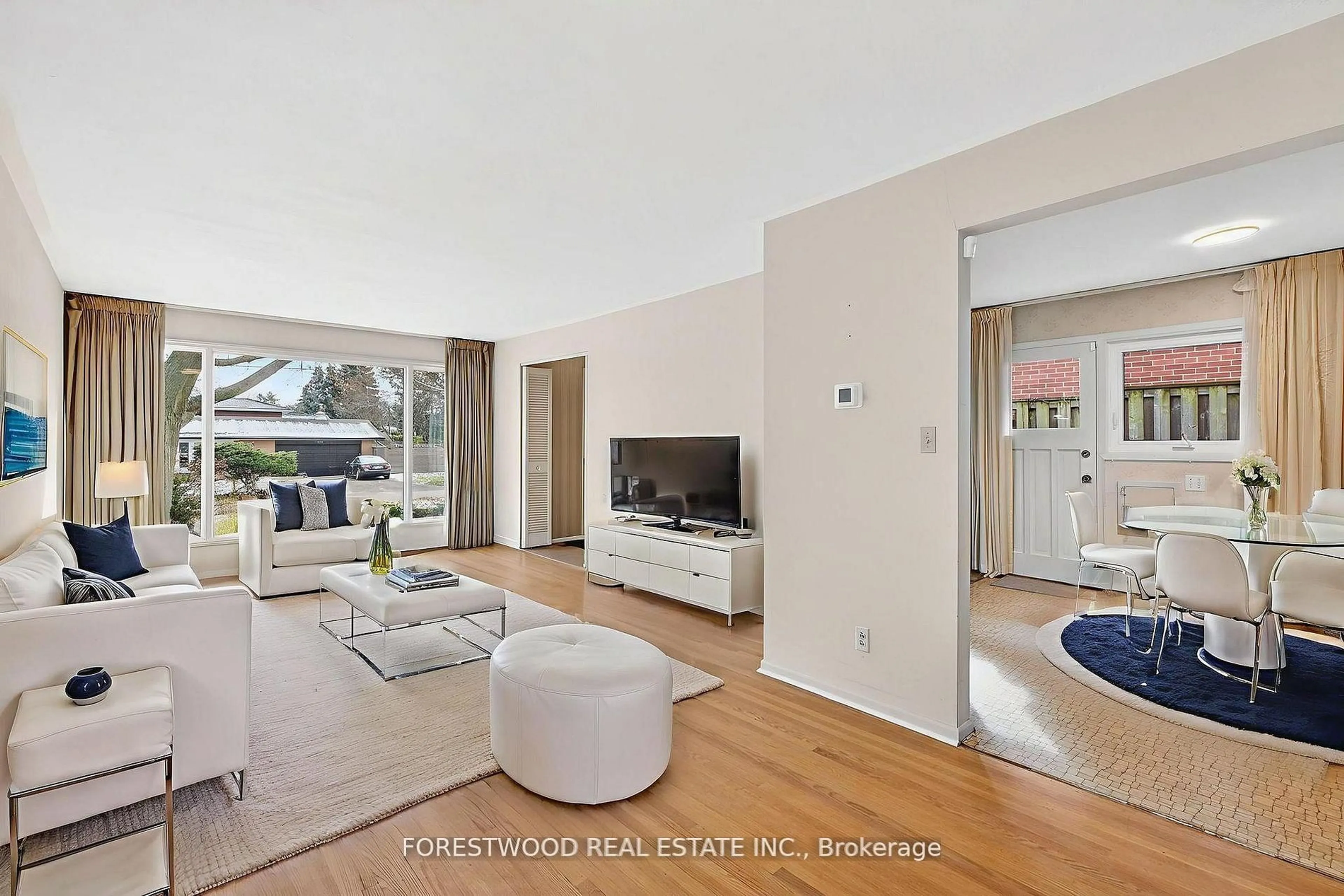 Living room with furniture, unknown for 1021 Vera Cruz Dr, Mississauga Ontario L4Y 2G4