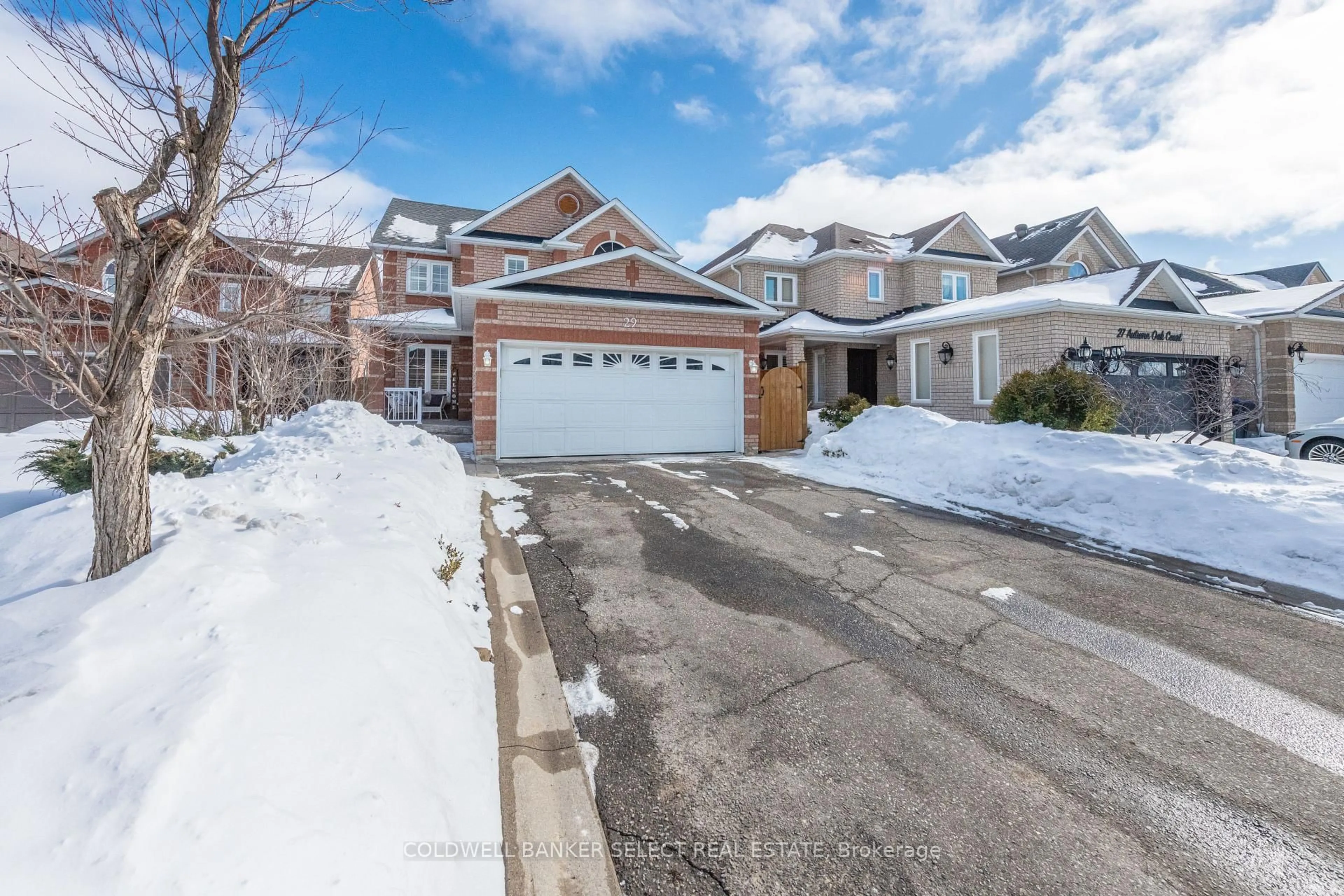 A pic from outside/outdoor area/front of a property/back of a property/a pic from drone, street for 29 Autumn Oak Crt, Caledon Ontario L7E 1X6