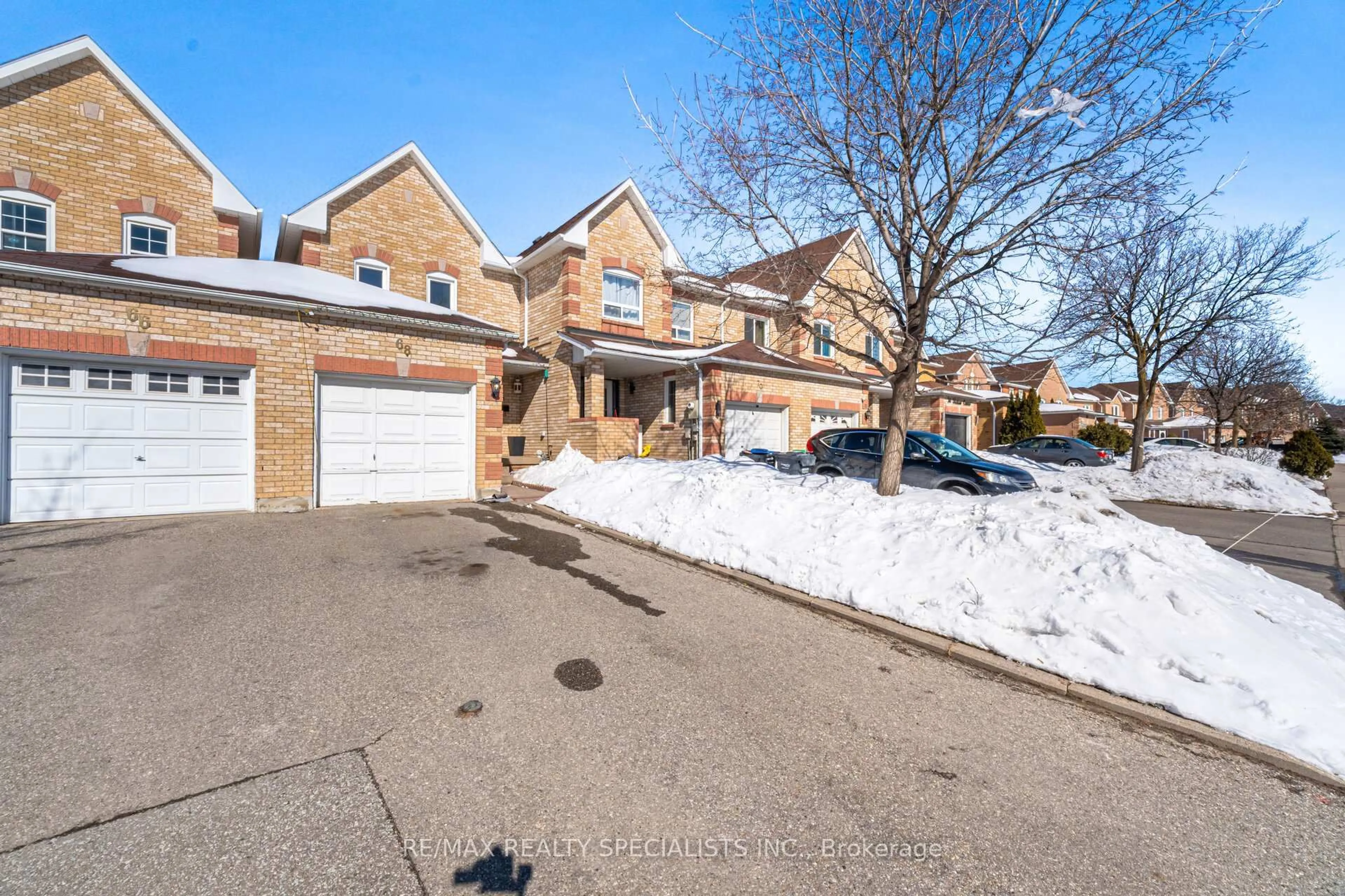 A pic from outside/outdoor area/front of a property/back of a property/a pic from drone, street for 68 Muirland Cres, Brampton Ontario L6X 4P3
