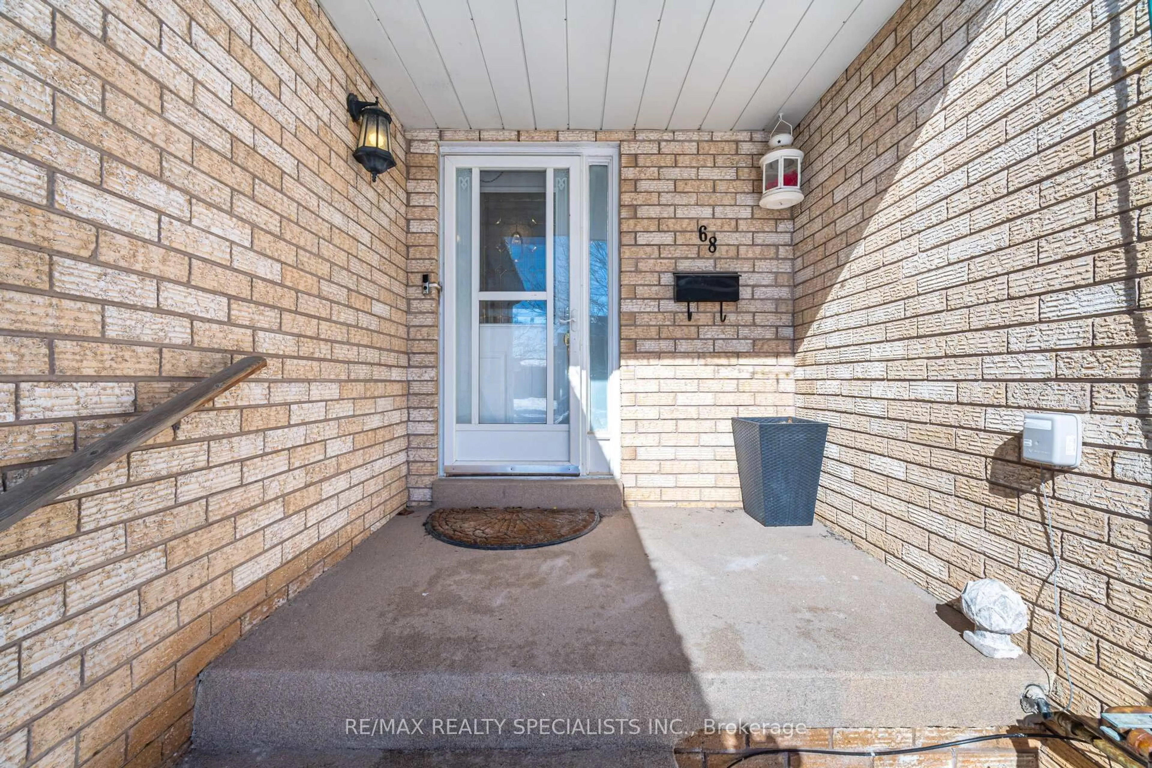 Indoor entryway for 68 Muirland Cres, Brampton Ontario L6X 4P3