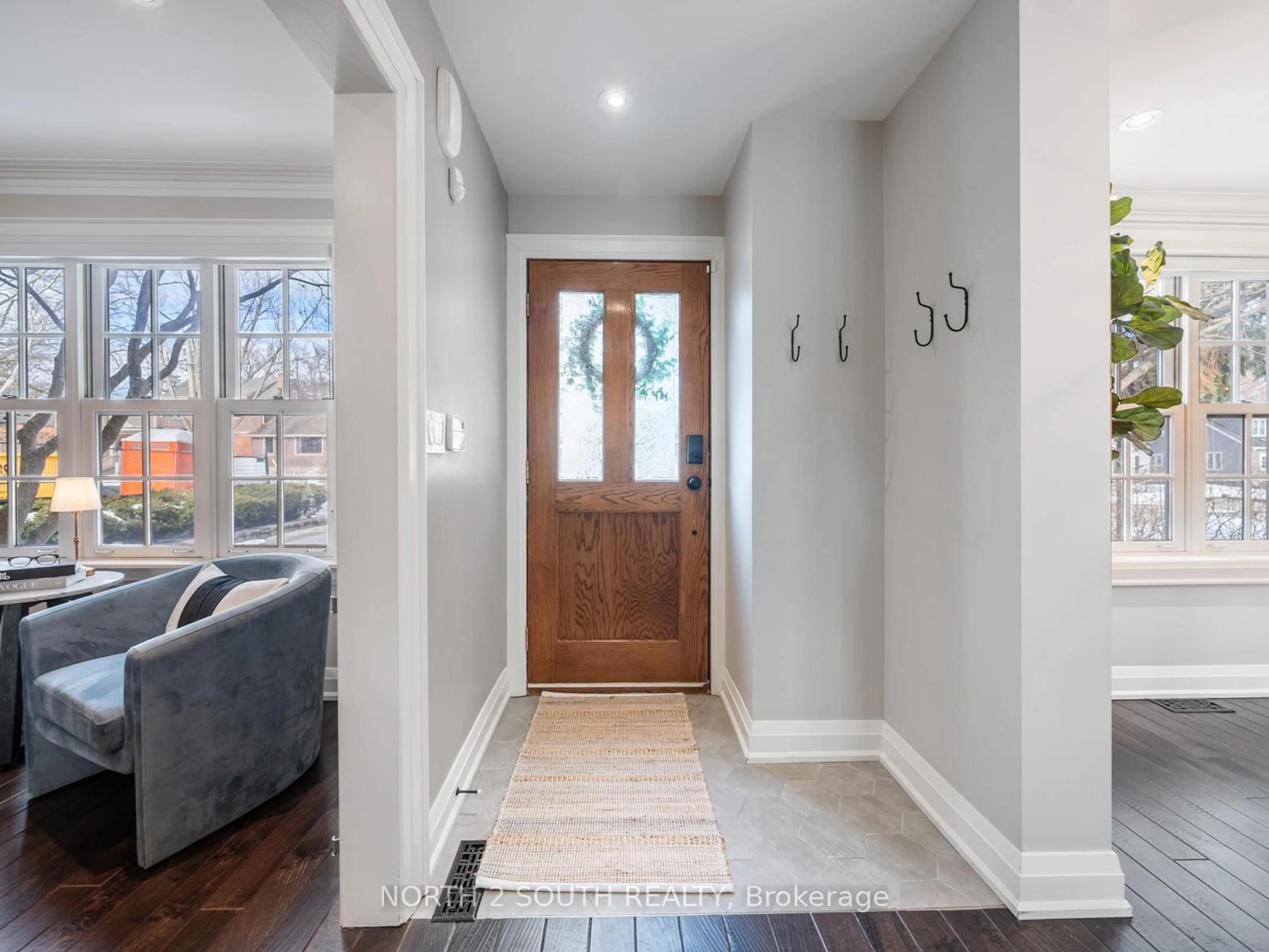 Indoor entryway for 298 Douglas Ave, Oakville Ontario L4J 3S4
