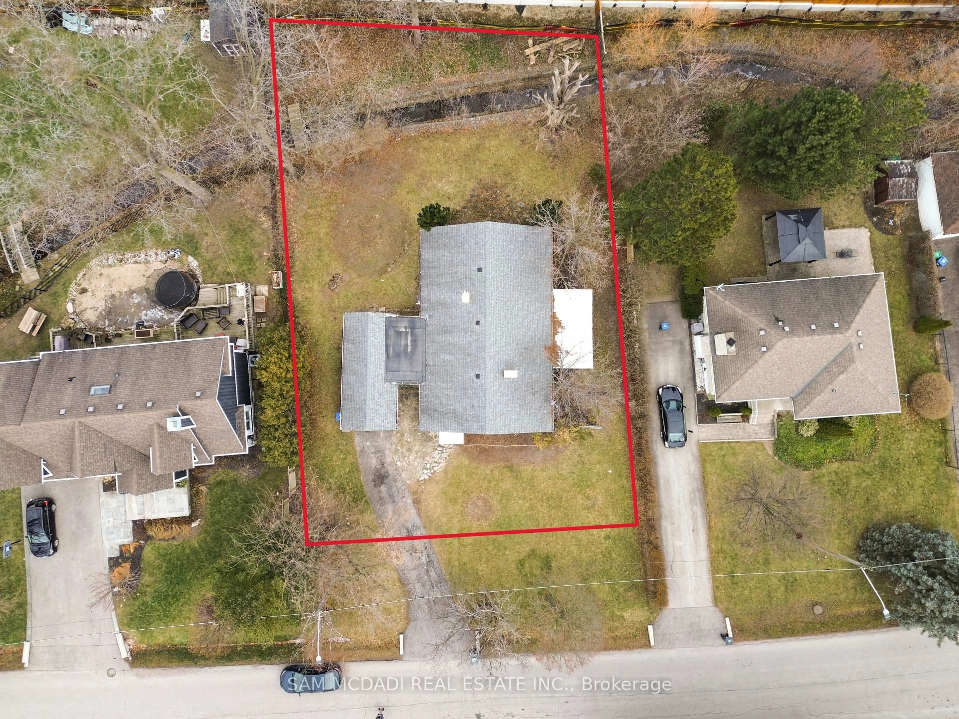 A pic from outside/outdoor area/front of a property/back of a property/a pic from drone, building for 1235 Old River Rd, Mississauga Ontario L5G 3G2