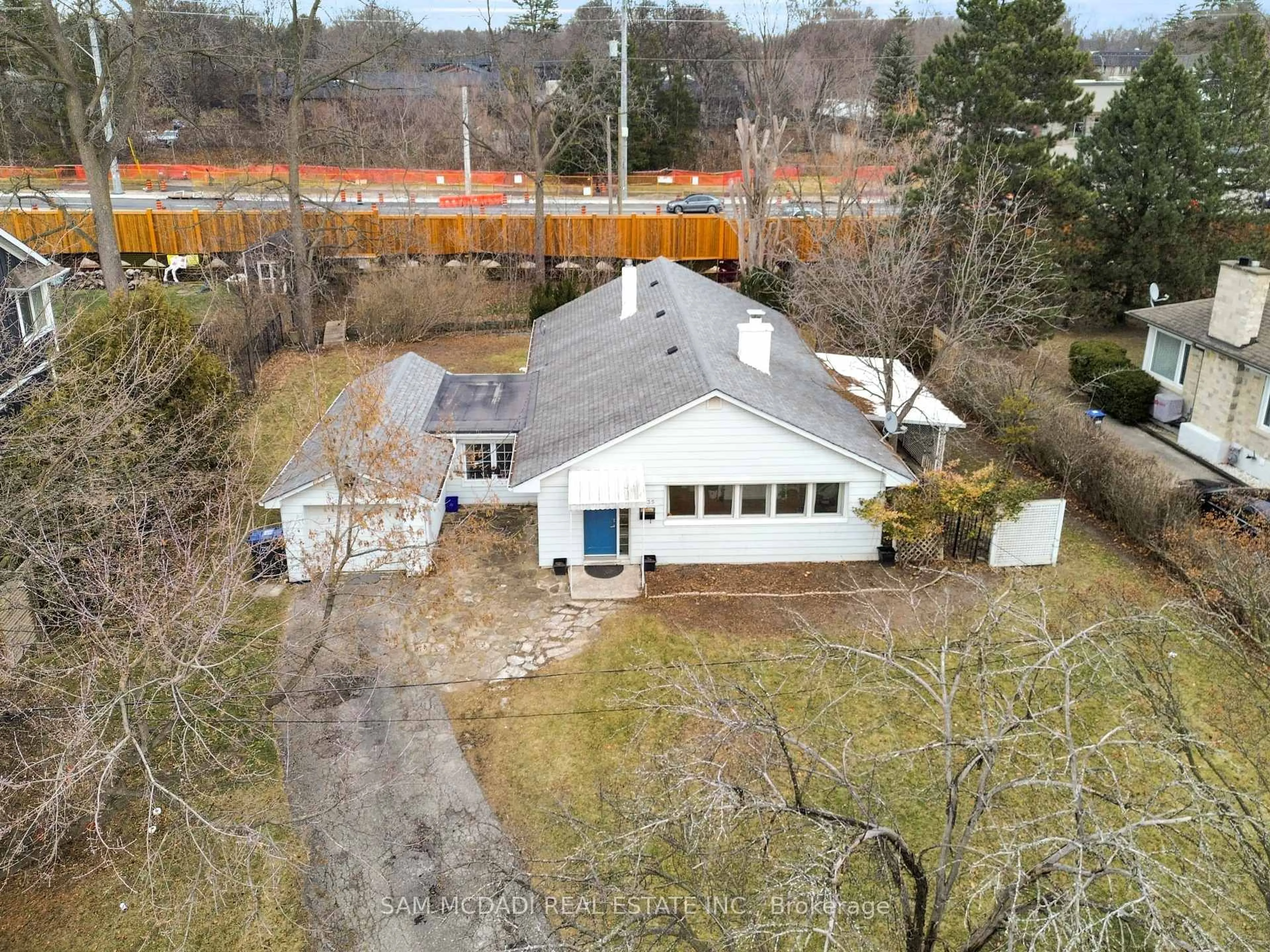 A pic from outside/outdoor area/front of a property/back of a property/a pic from drone, unknown for 1235 Old River Rd, Mississauga Ontario L5G 3G2