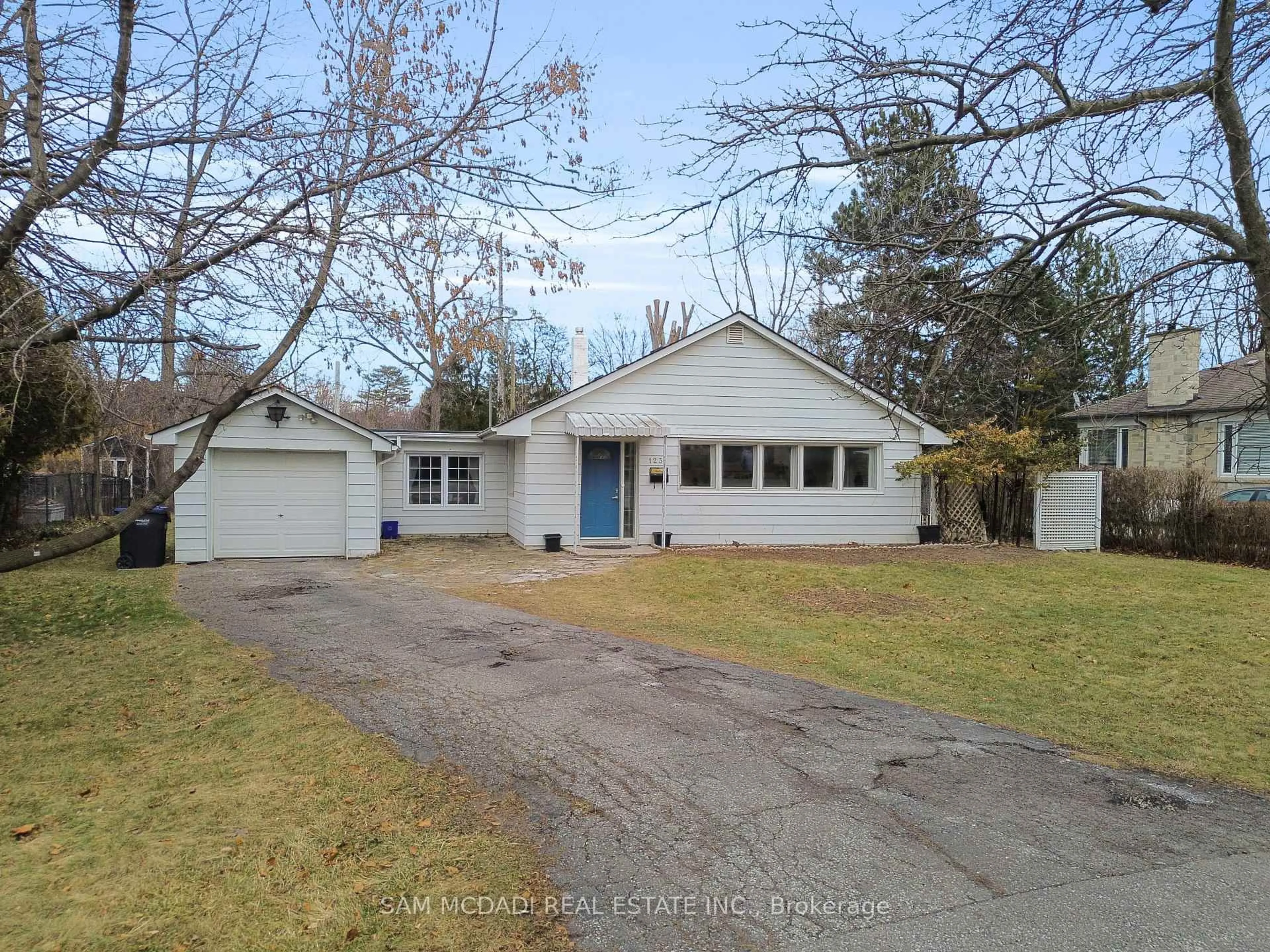 A pic from outside/outdoor area/front of a property/back of a property/a pic from drone, street for 1235 Old River Rd, Mississauga Ontario L5G 3G2