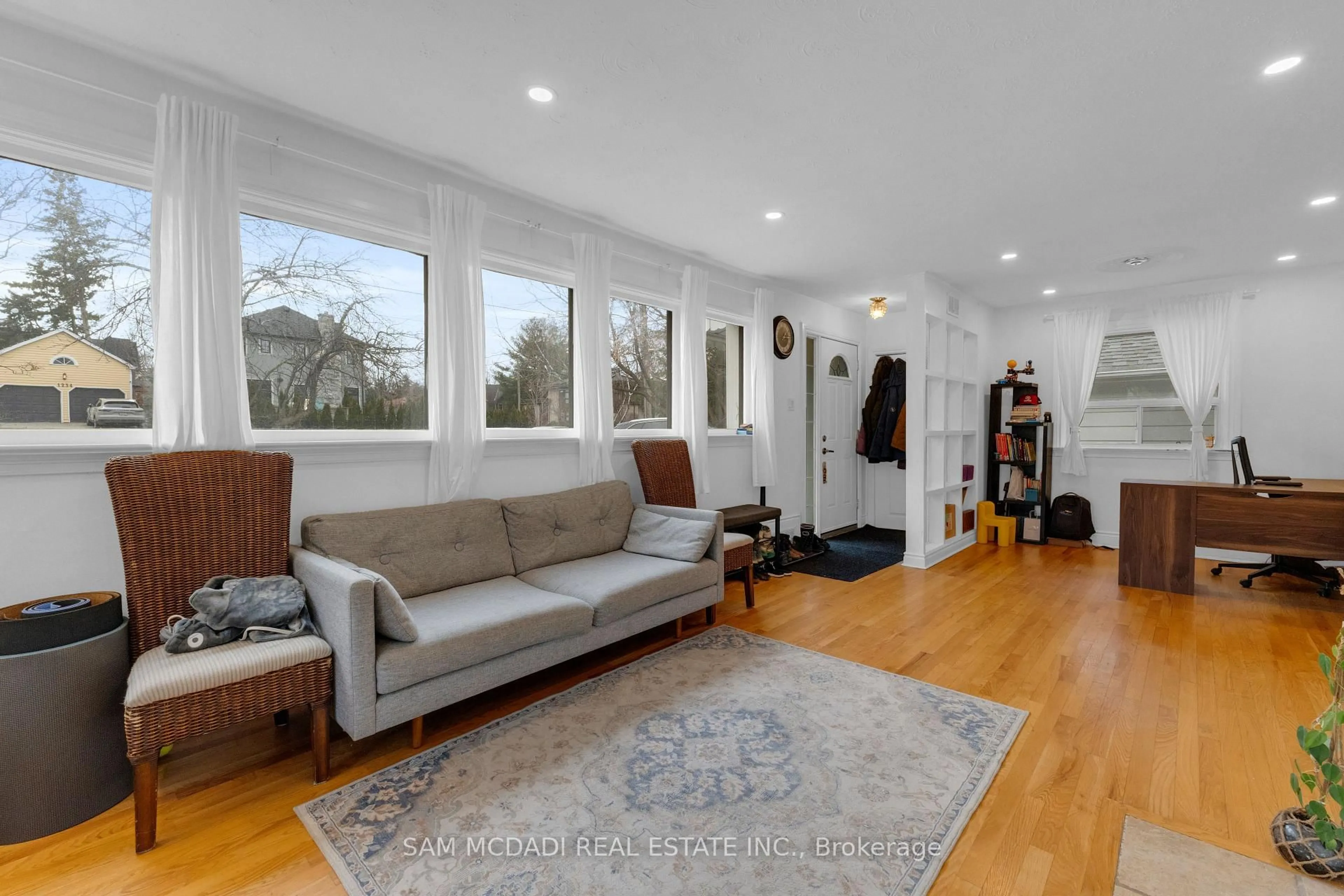 Living room with furniture, unknown for 1235 Old River Rd, Mississauga Ontario L5G 3G2