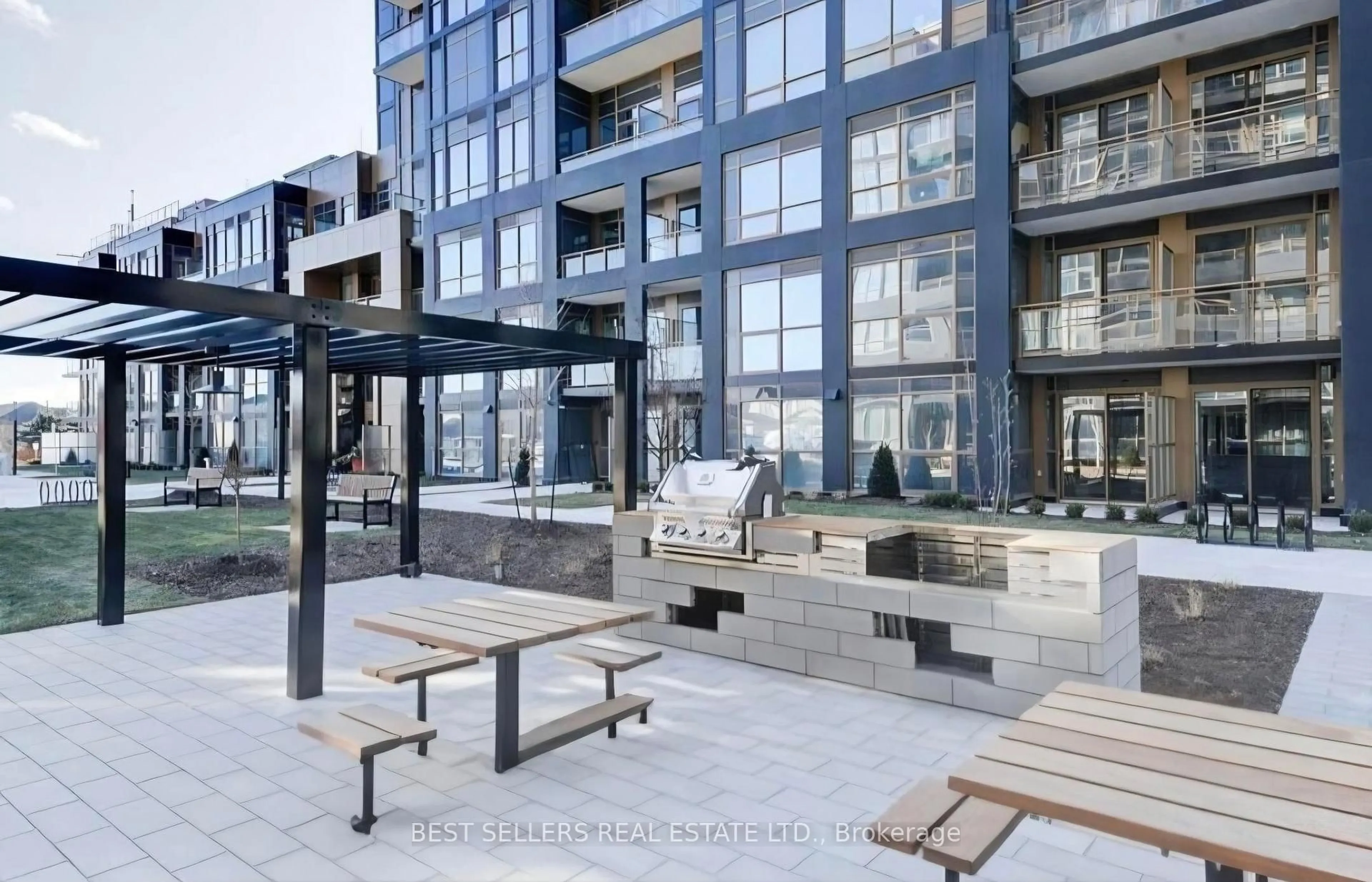 Patio, unknown for 2333 KHALSA Gate #612, Oakville Ontario L6M 0X7